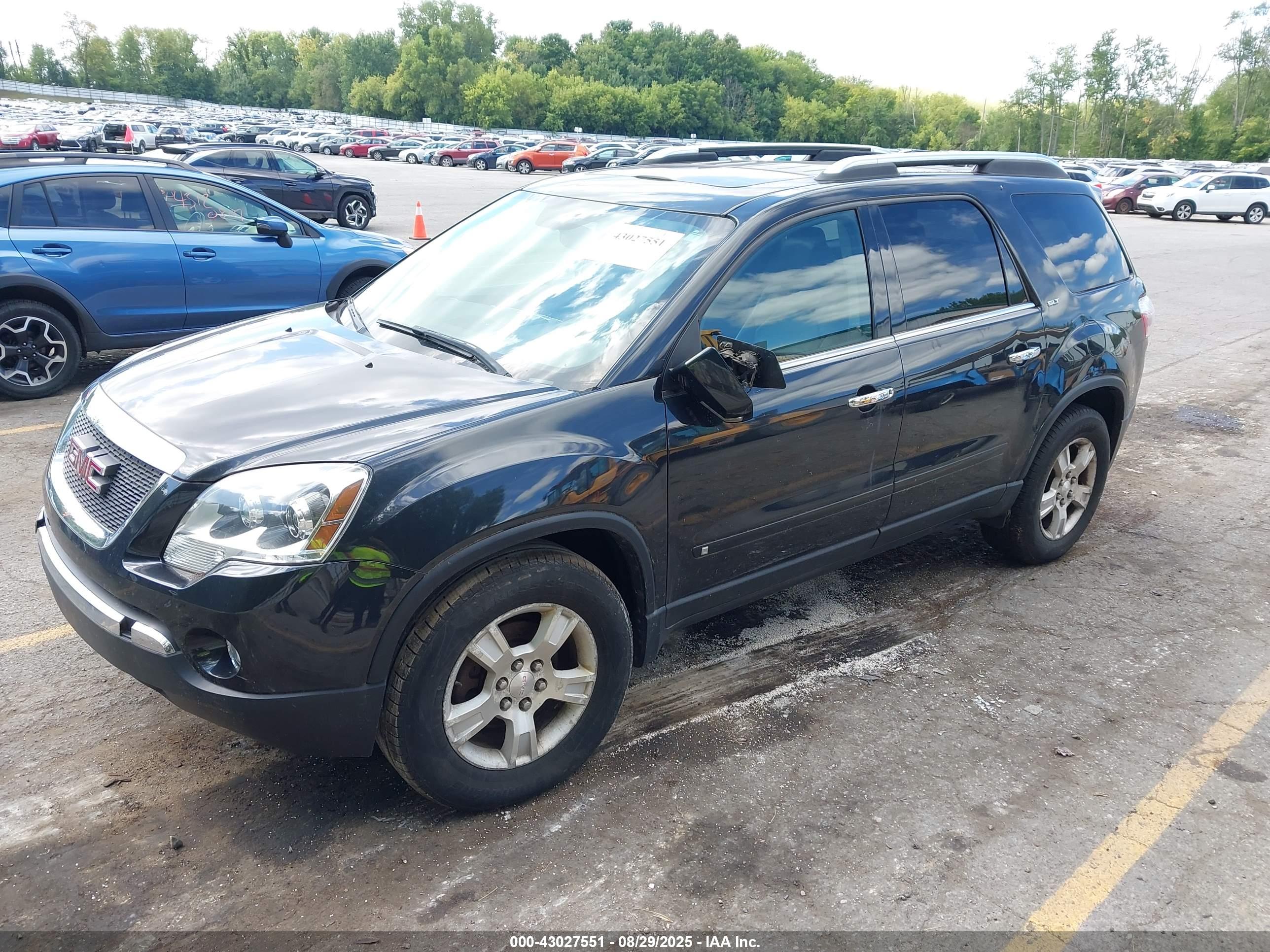 GMC ACADIA image 2