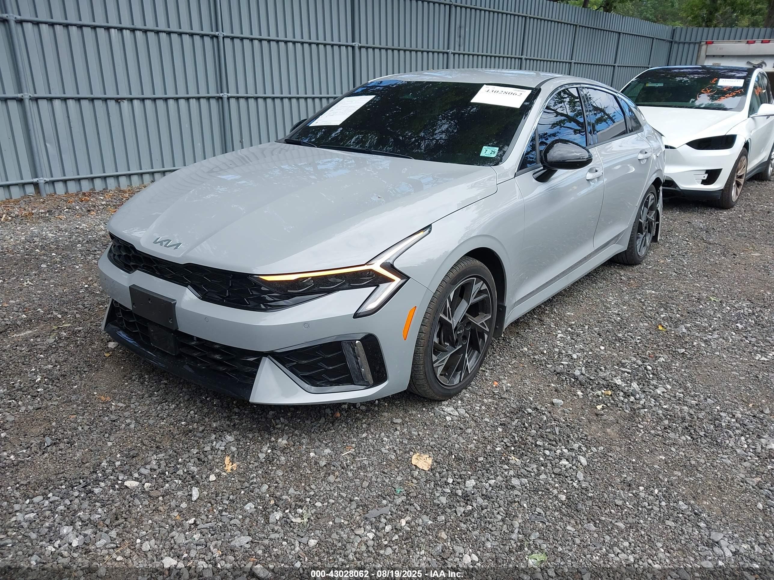 KIA K5 image 2