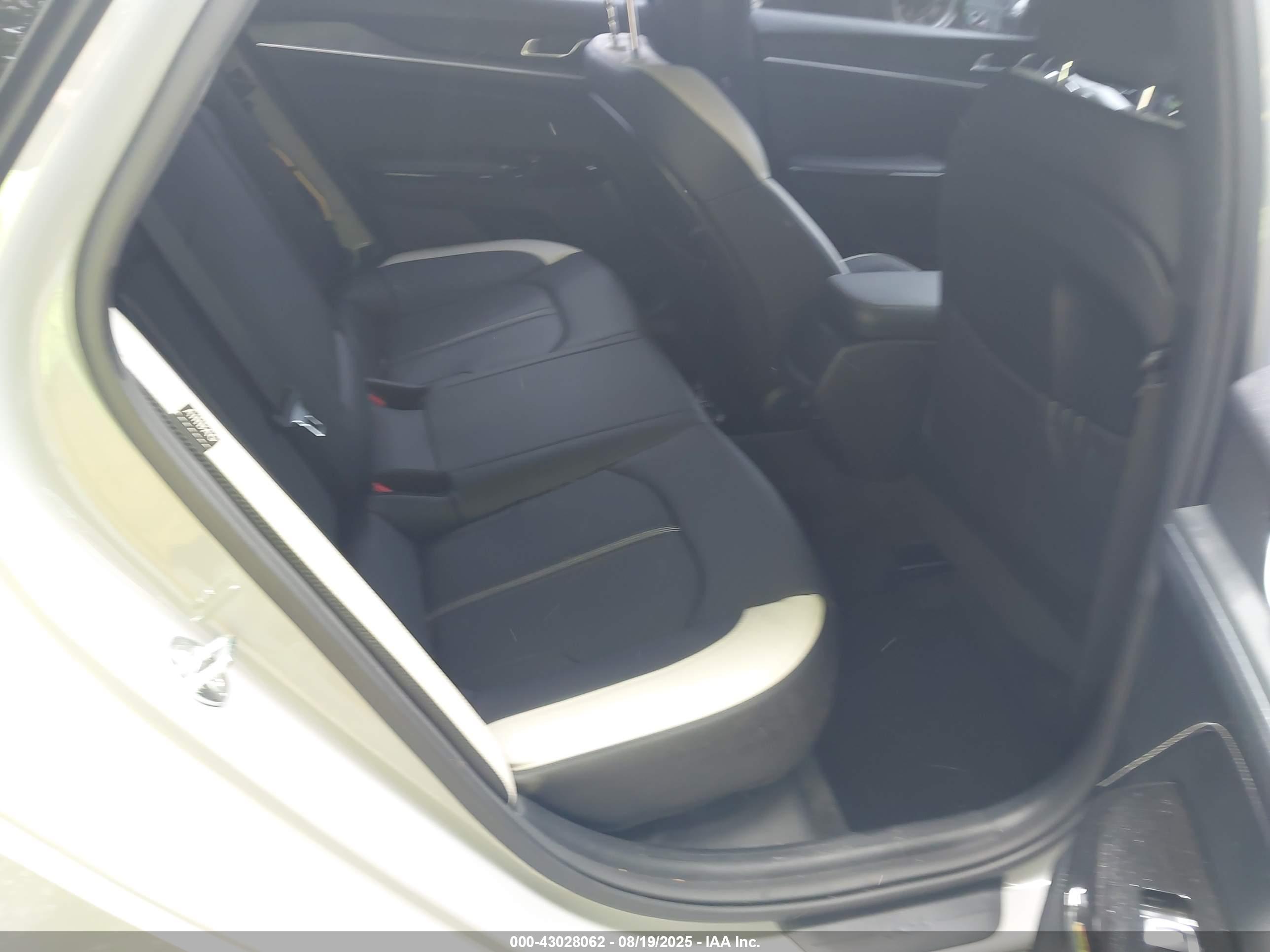 KIA K5 image 8