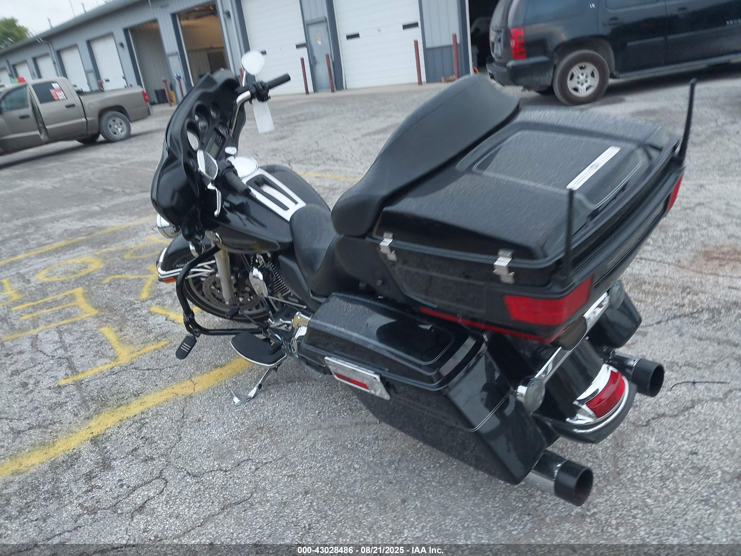HARLEY-DAVIDSON FLHTCU image 3