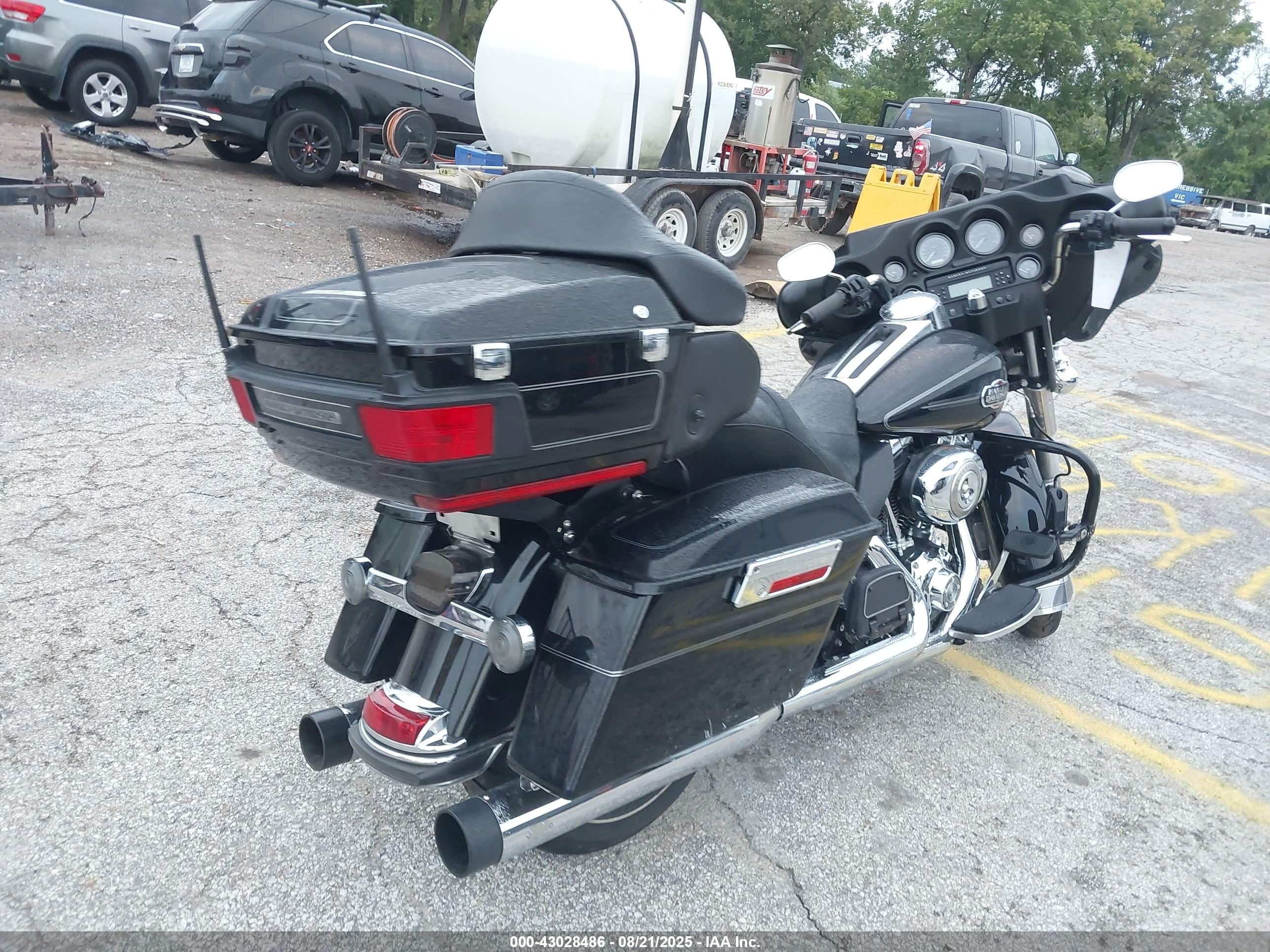 HARLEY-DAVIDSON FLHTCU image 4