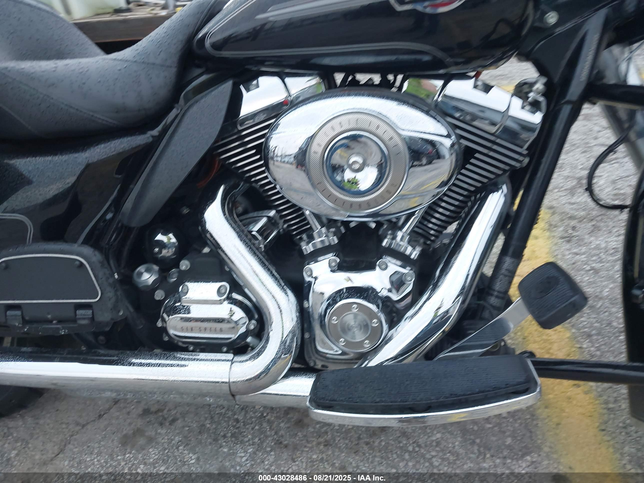 HARLEY-DAVIDSON FLHTCU image 8