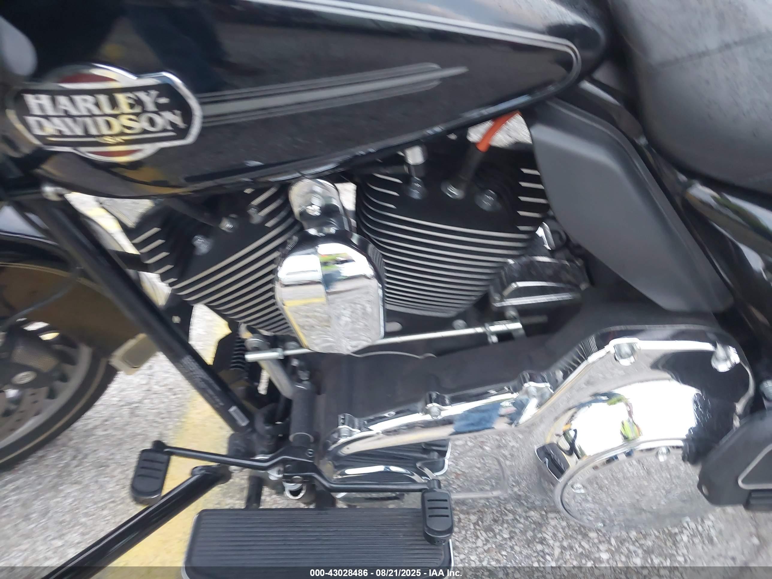 HARLEY-DAVIDSON FLHTCU image 9