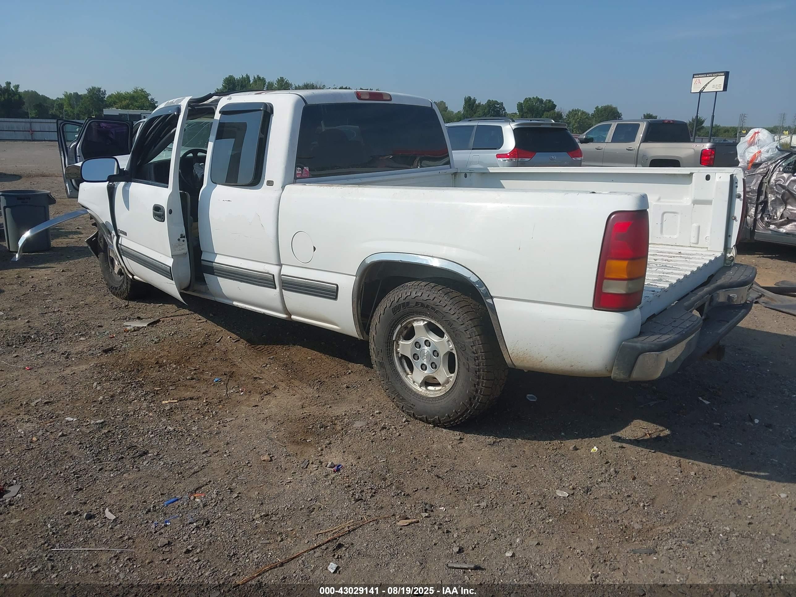 CHEVROLET SILVERADO image 3