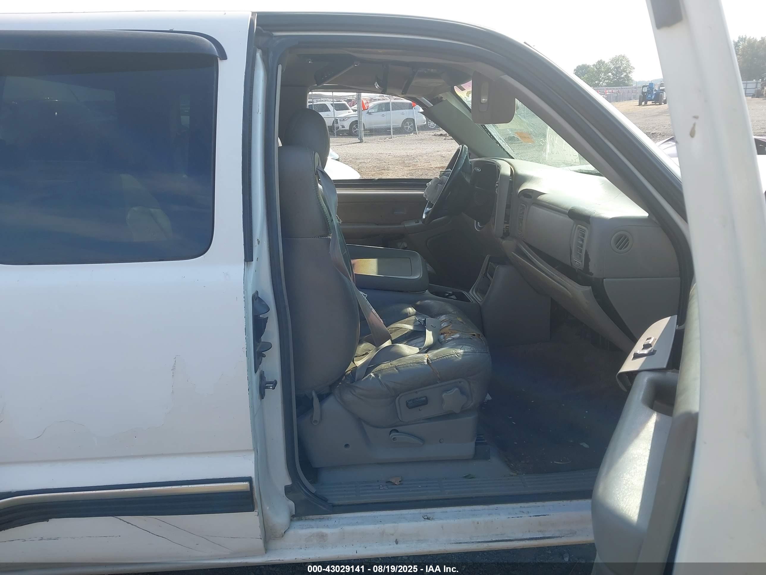 CHEVROLET SILVERADO image 5