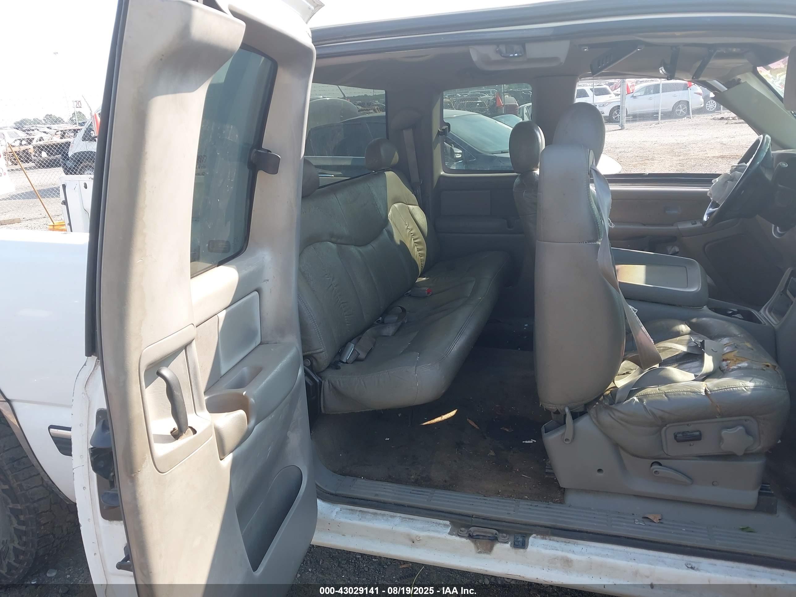CHEVROLET SILVERADO image 8