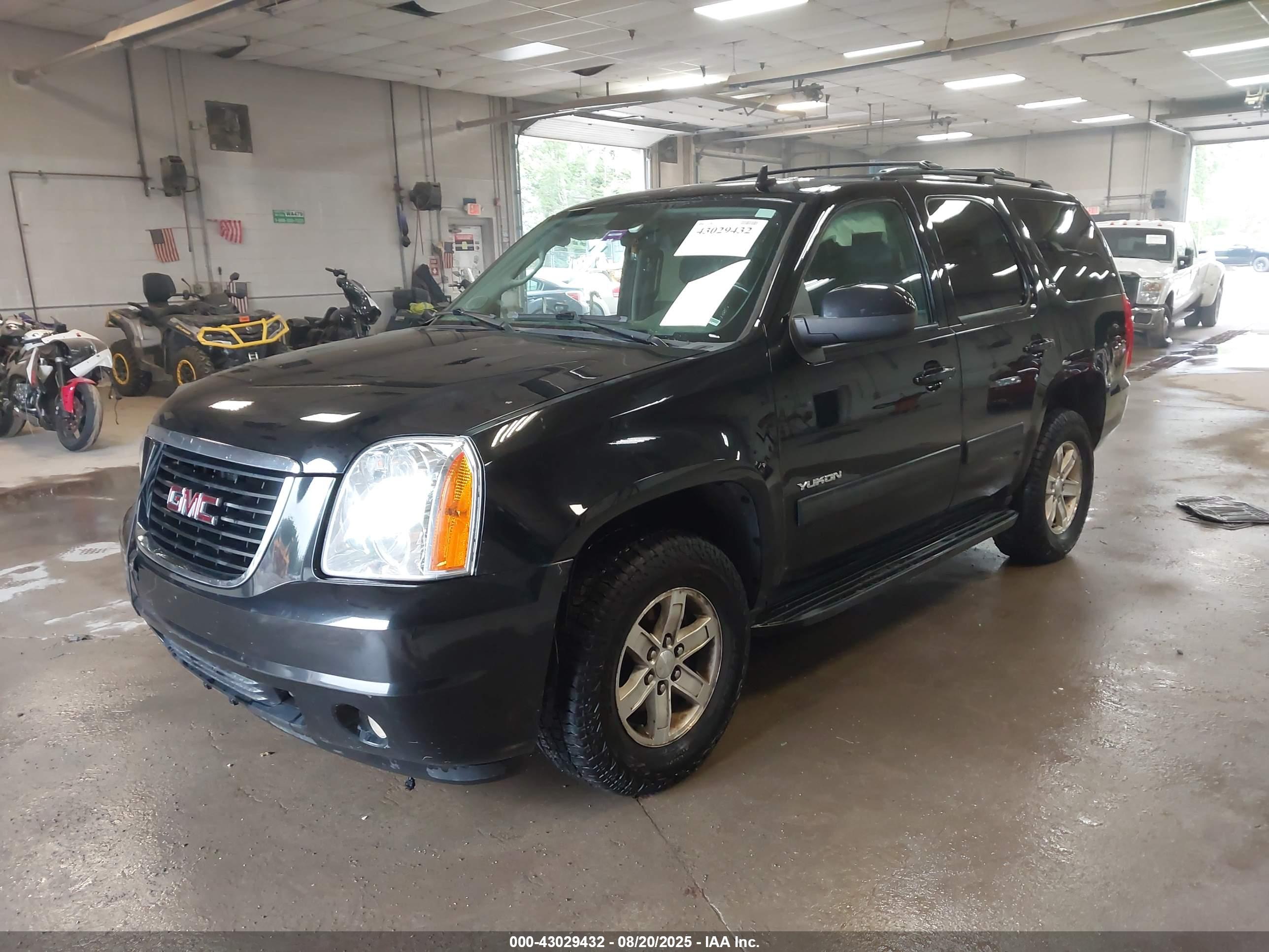 GMC YUKON image 2
