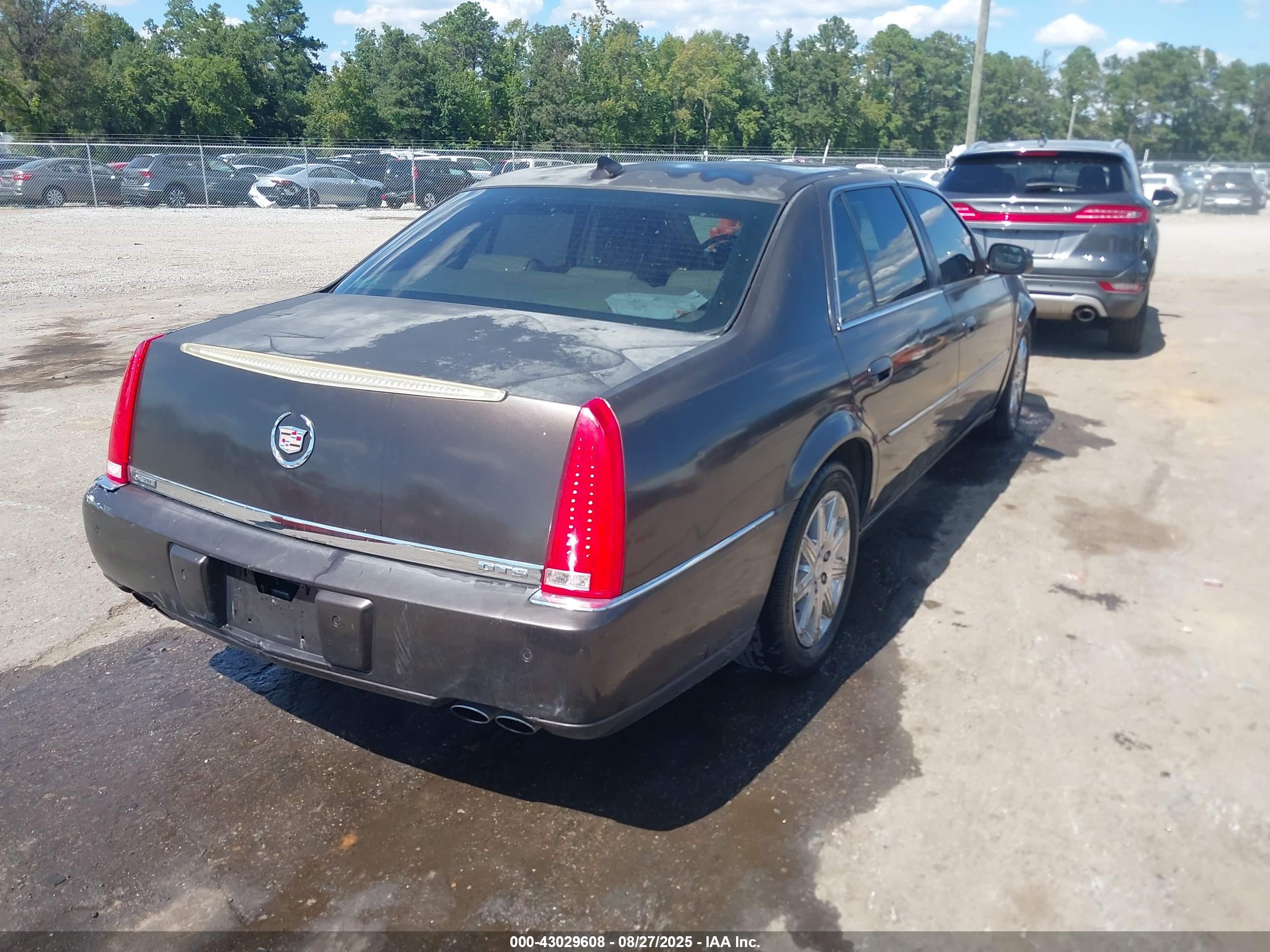 CADILLAC DTS image 4