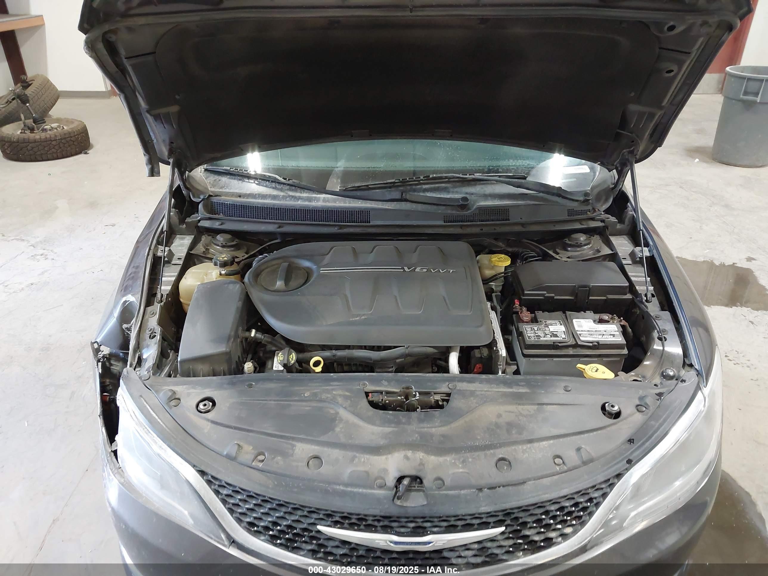 CHRYSLER 200 image 10