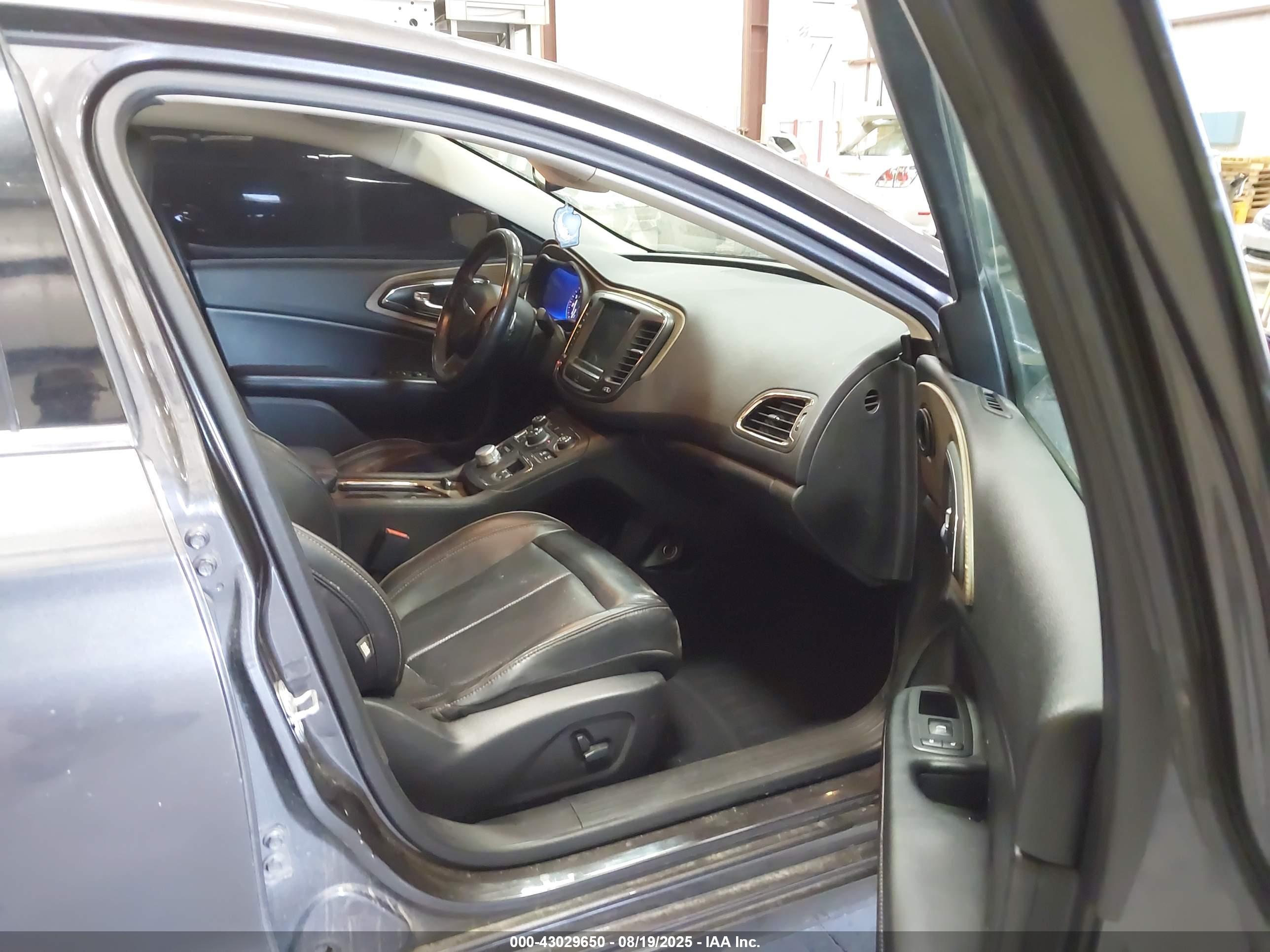 CHRYSLER 200 image 5