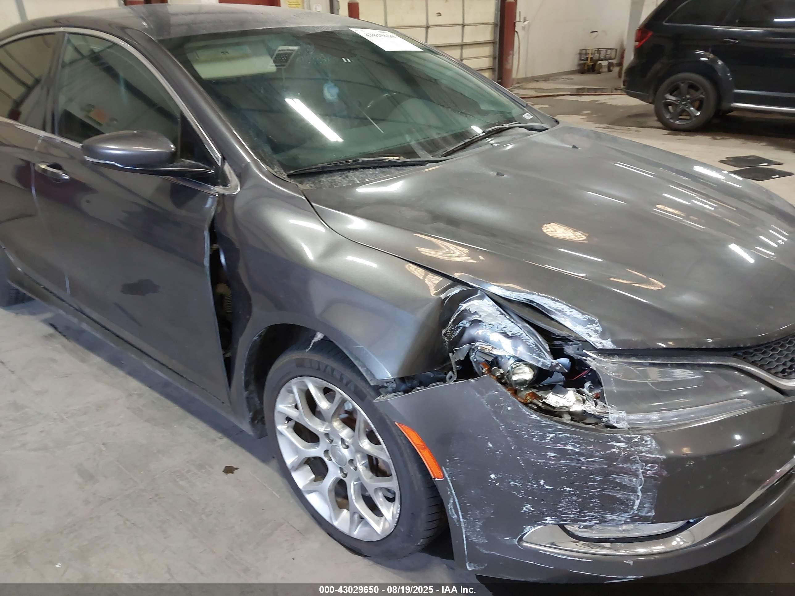 CHRYSLER 200 image 6