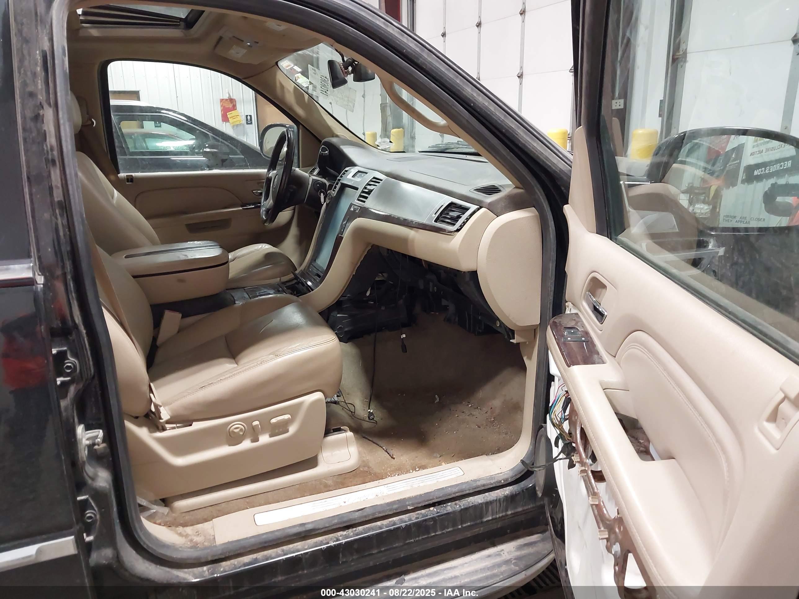 CADILLAC ESCALADE image 5
