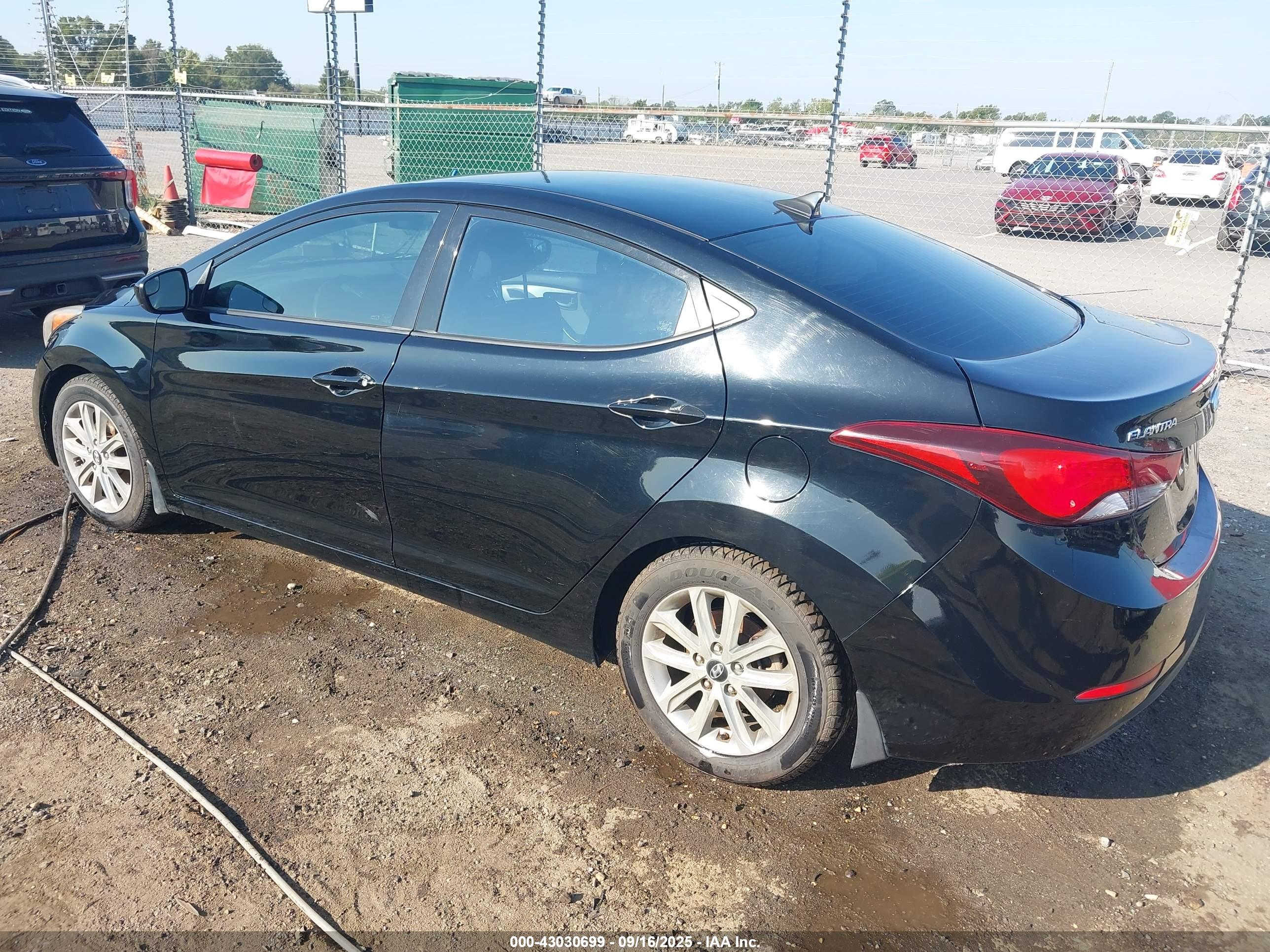 HYUNDAI ELANTRA image 3