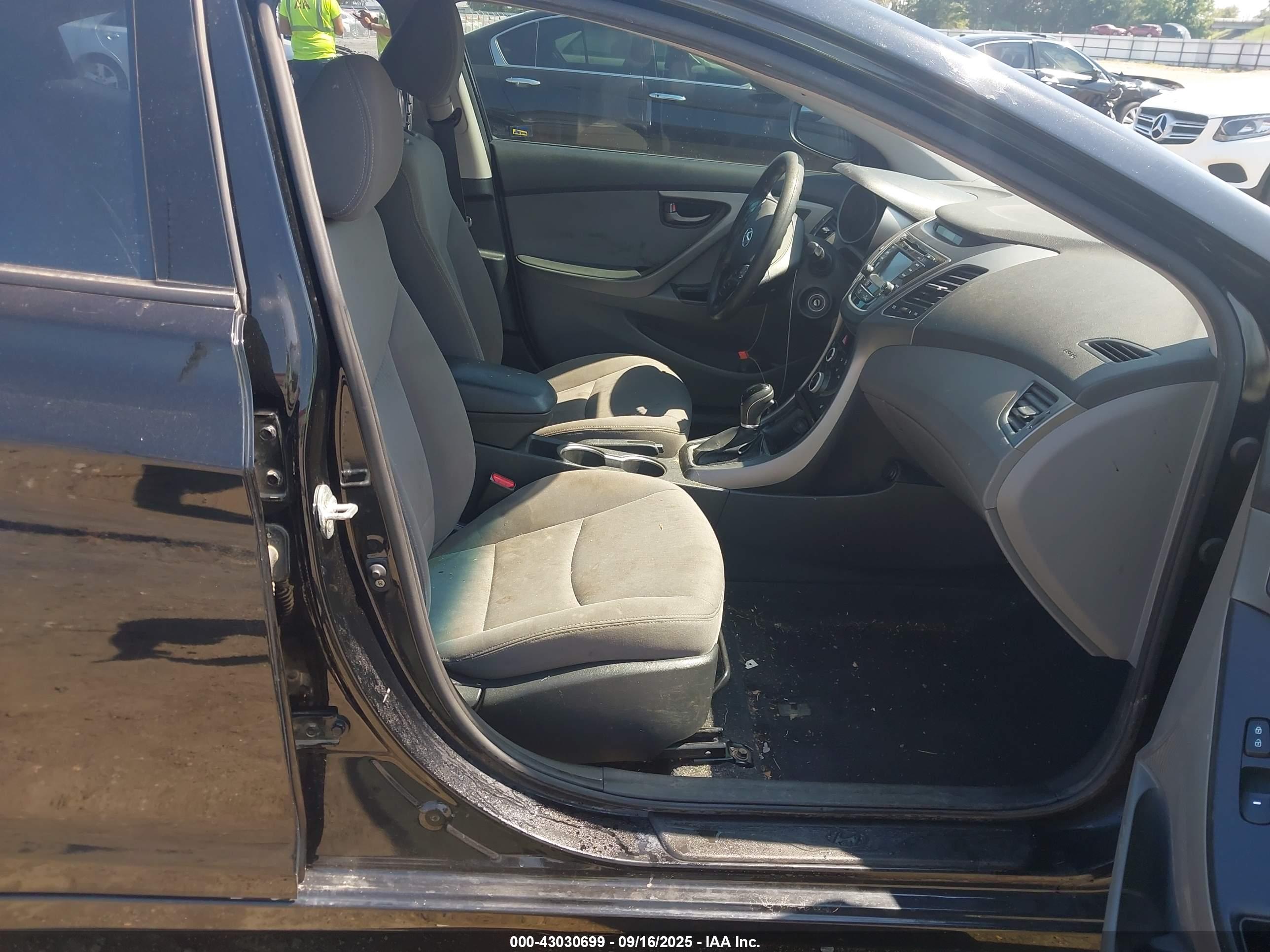 HYUNDAI ELANTRA image 5