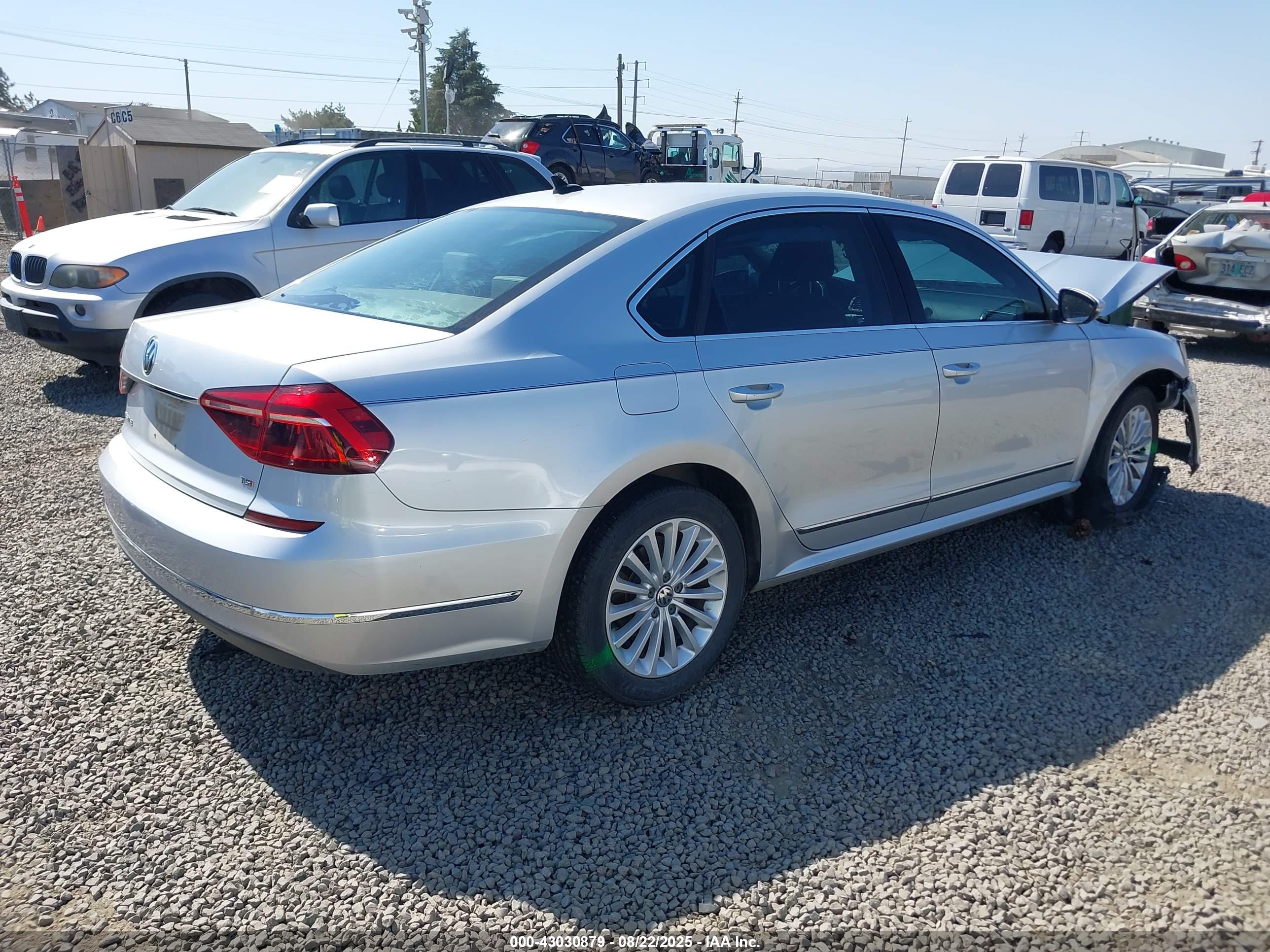 VOLKSWAGEN PASSAT image 4