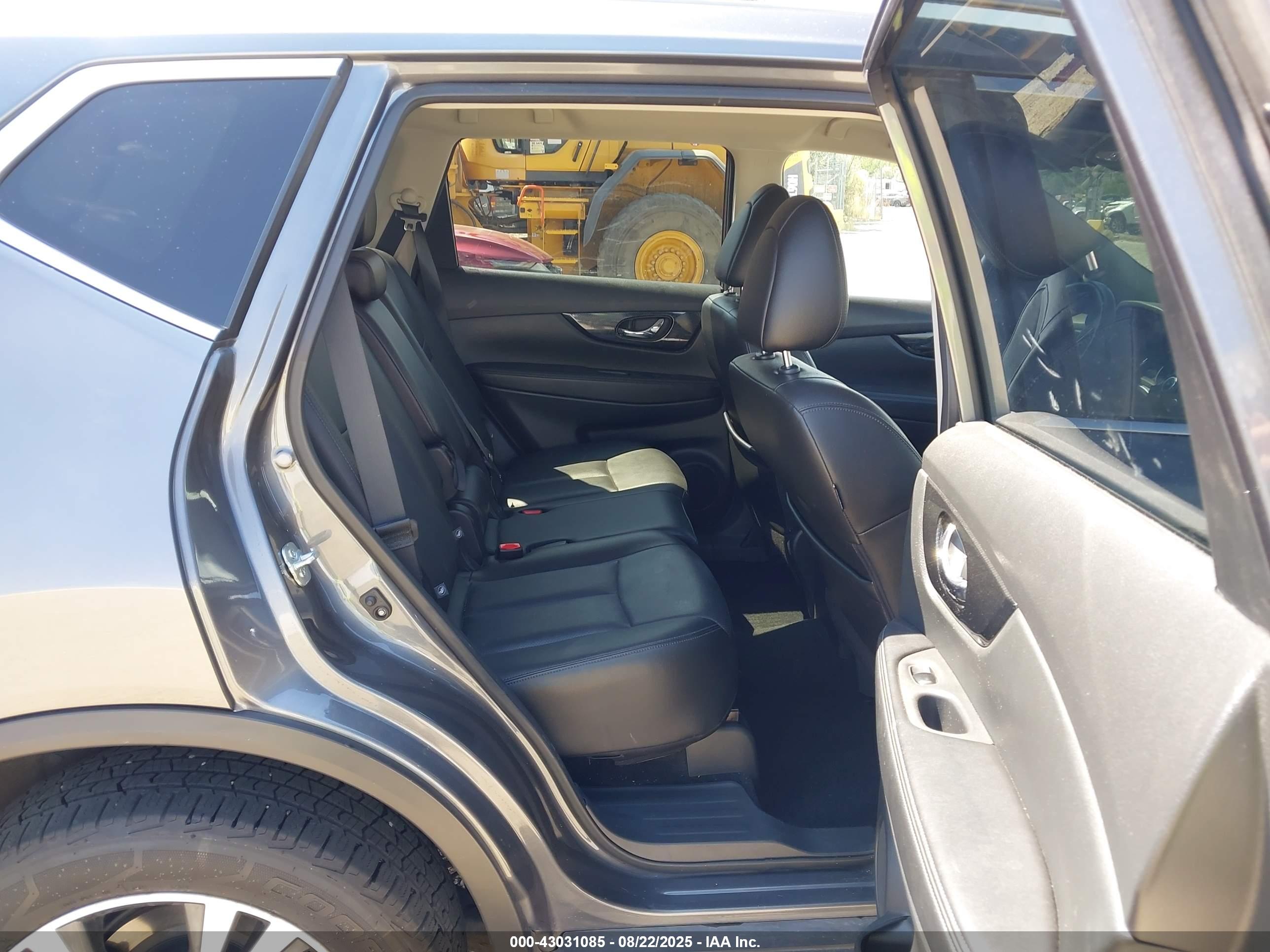 NISSAN ROGUE image 8