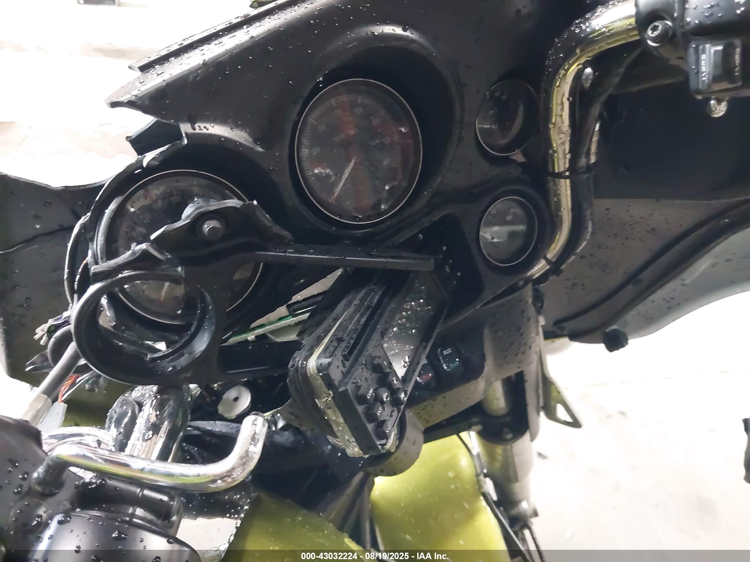 HARLEY-DAVIDSON FLHTCU image 7