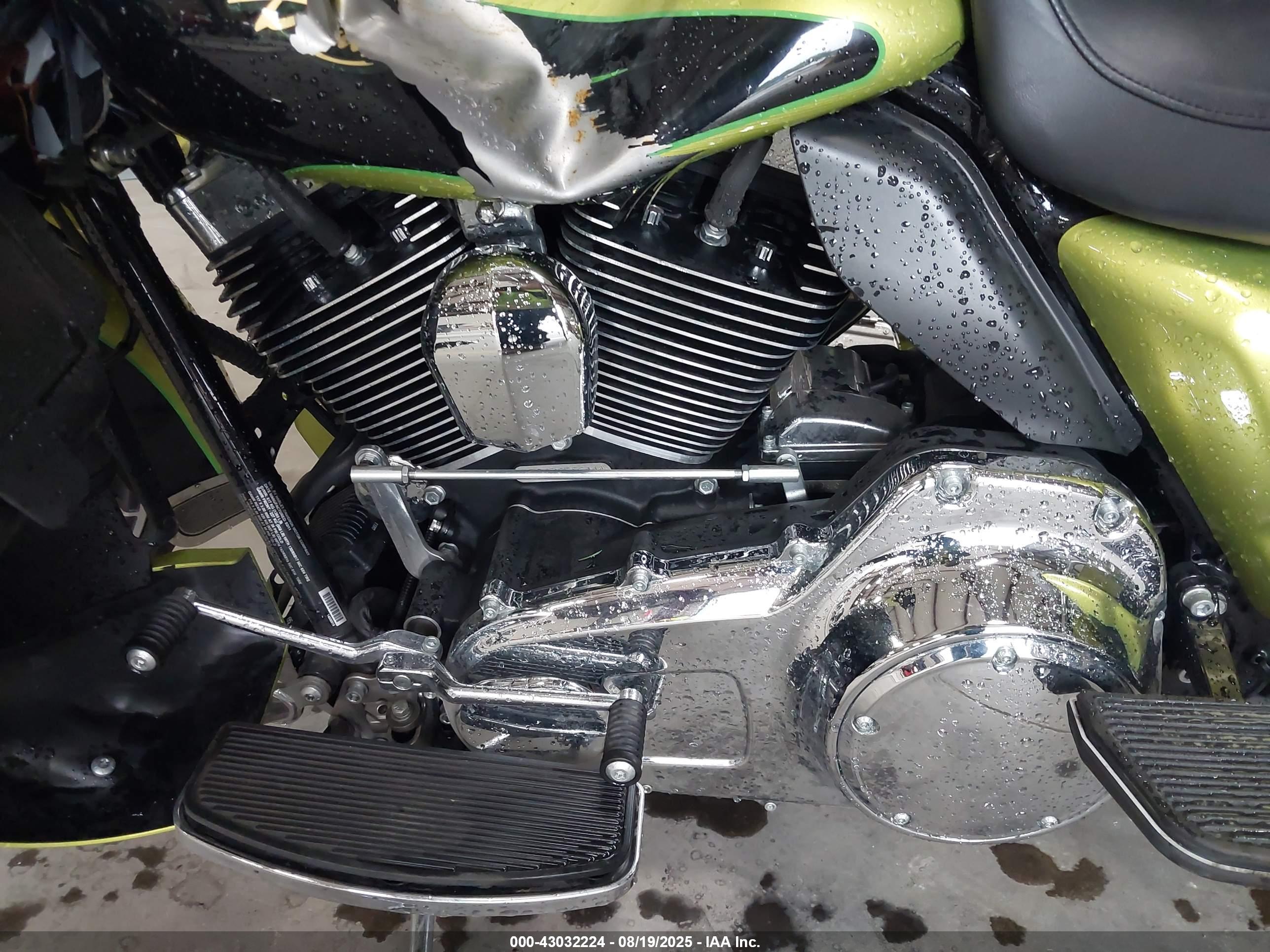 HARLEY-DAVIDSON FLHTCU image 9