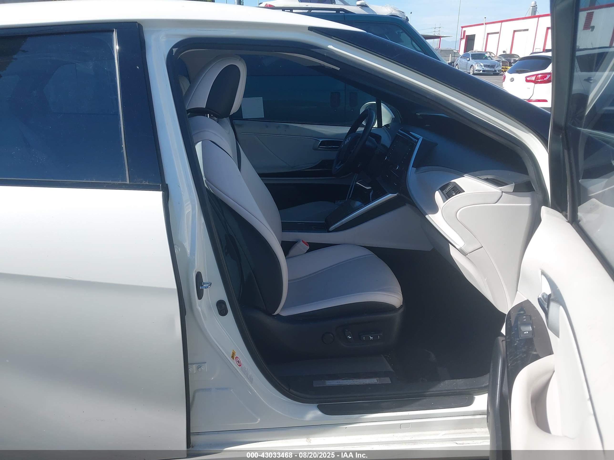 TOYOTA MIRAI image 5