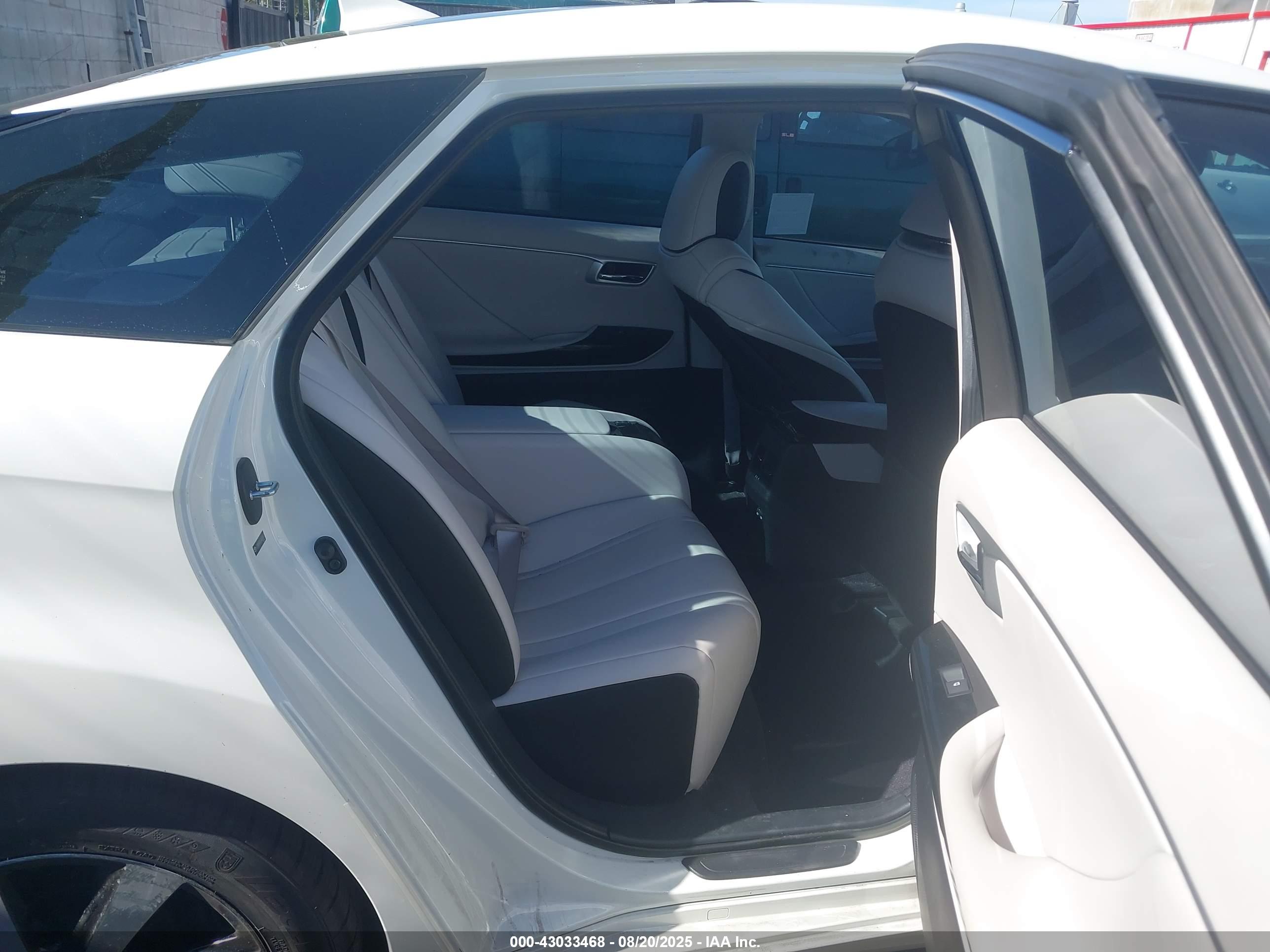 TOYOTA MIRAI image 8