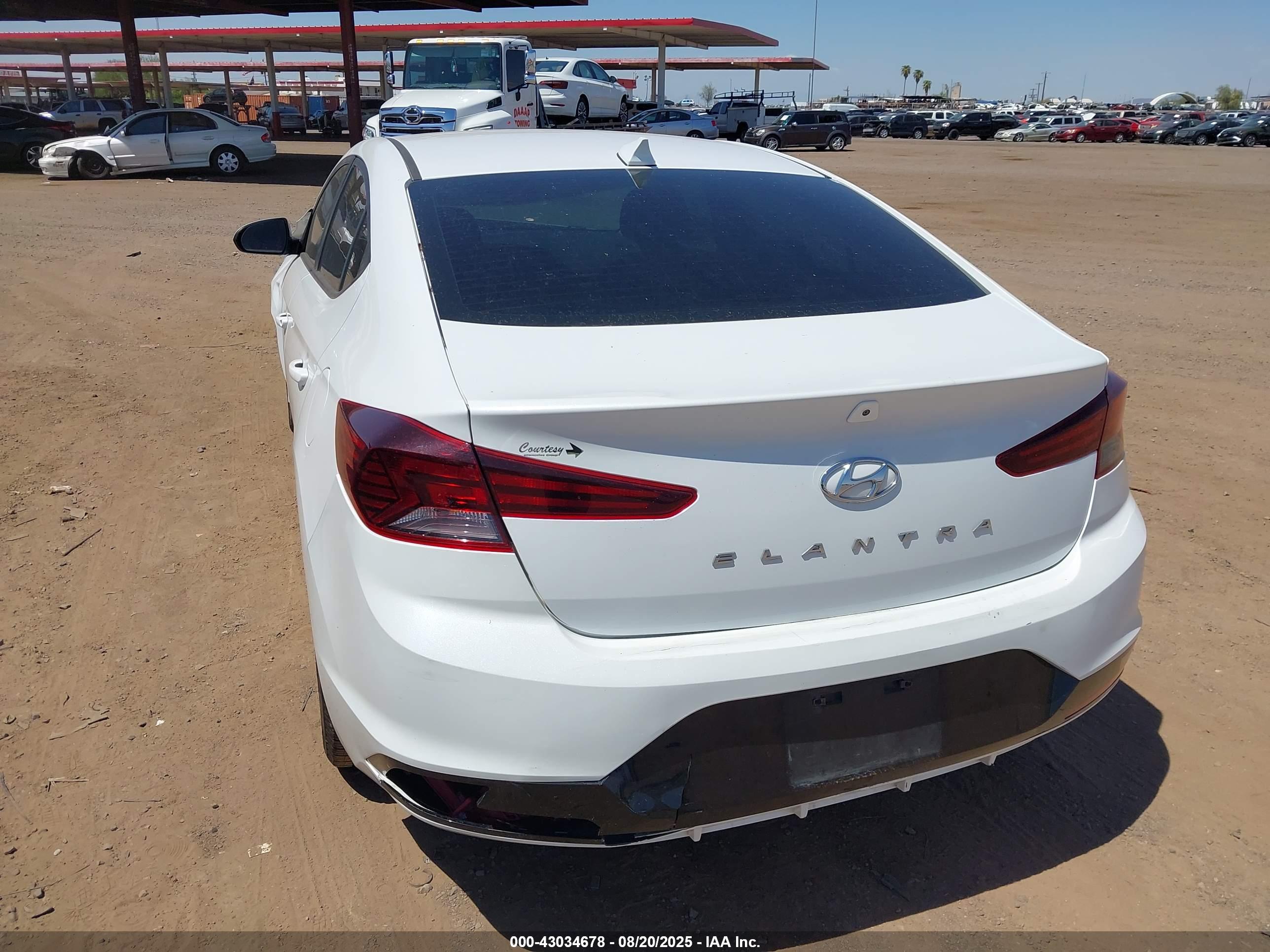 HYUNDAI ELANTRA image 3