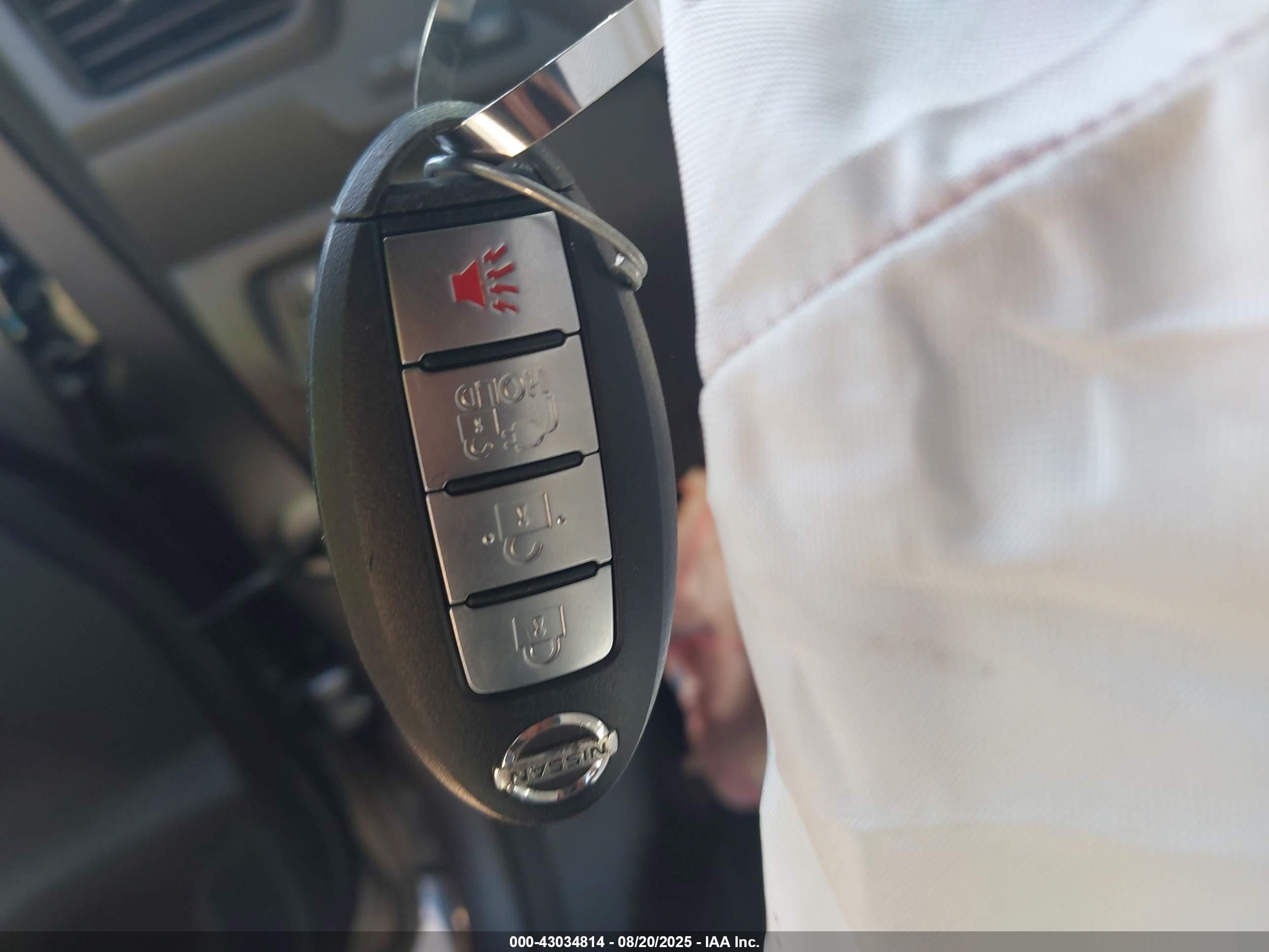 NISSAN LEAF image 11