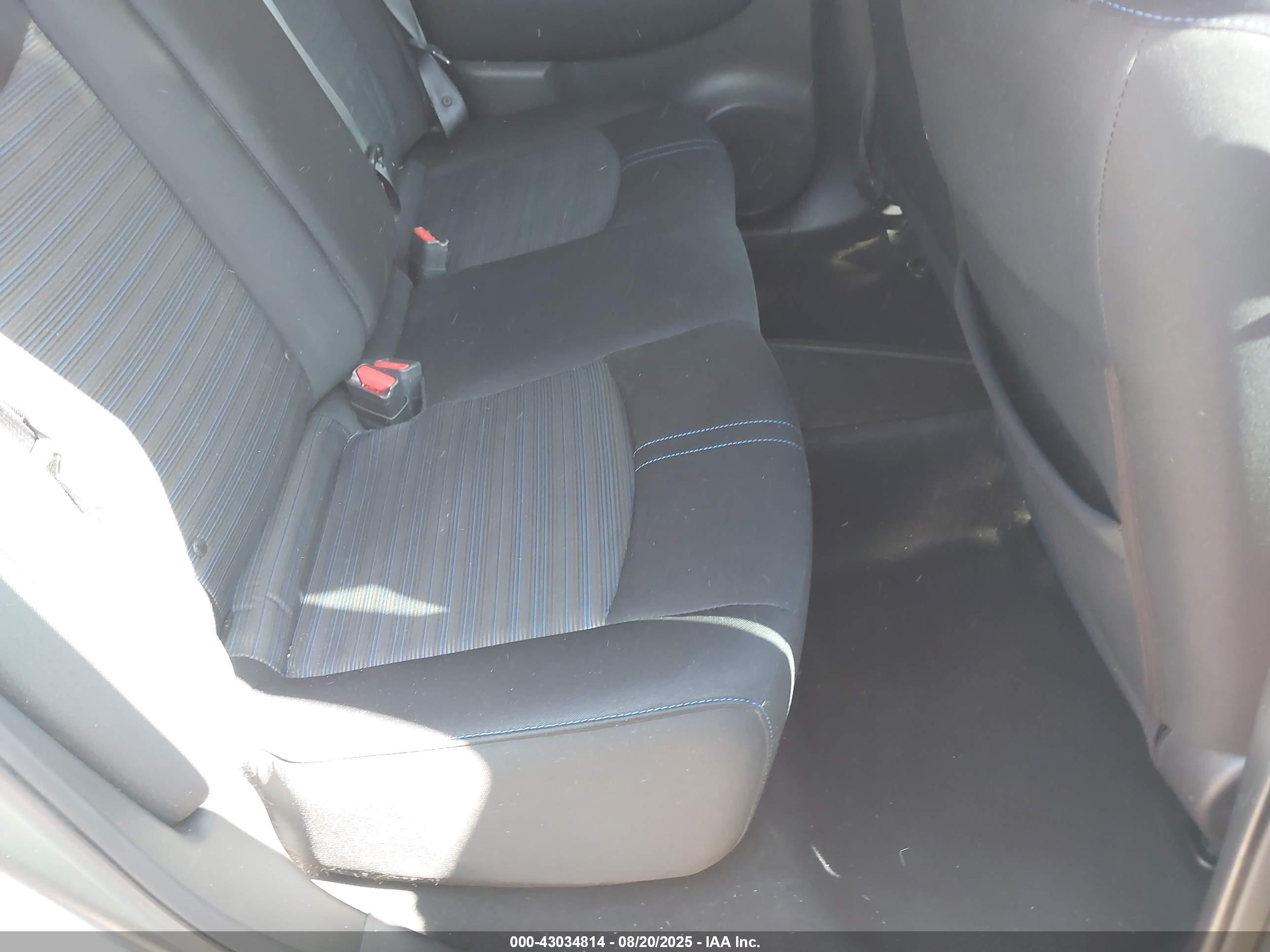 NISSAN LEAF image 8