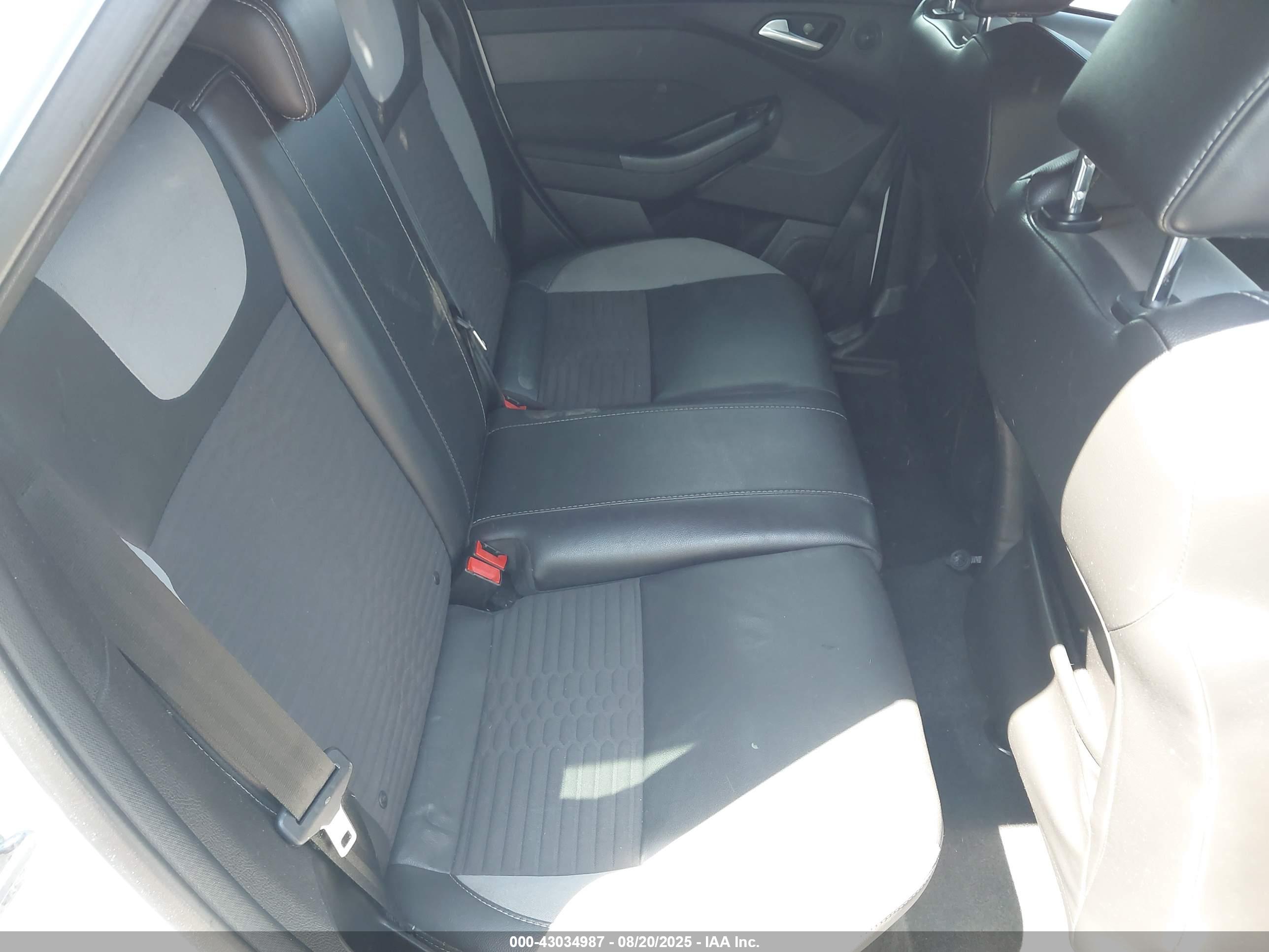 FORD FOCUS image 8
