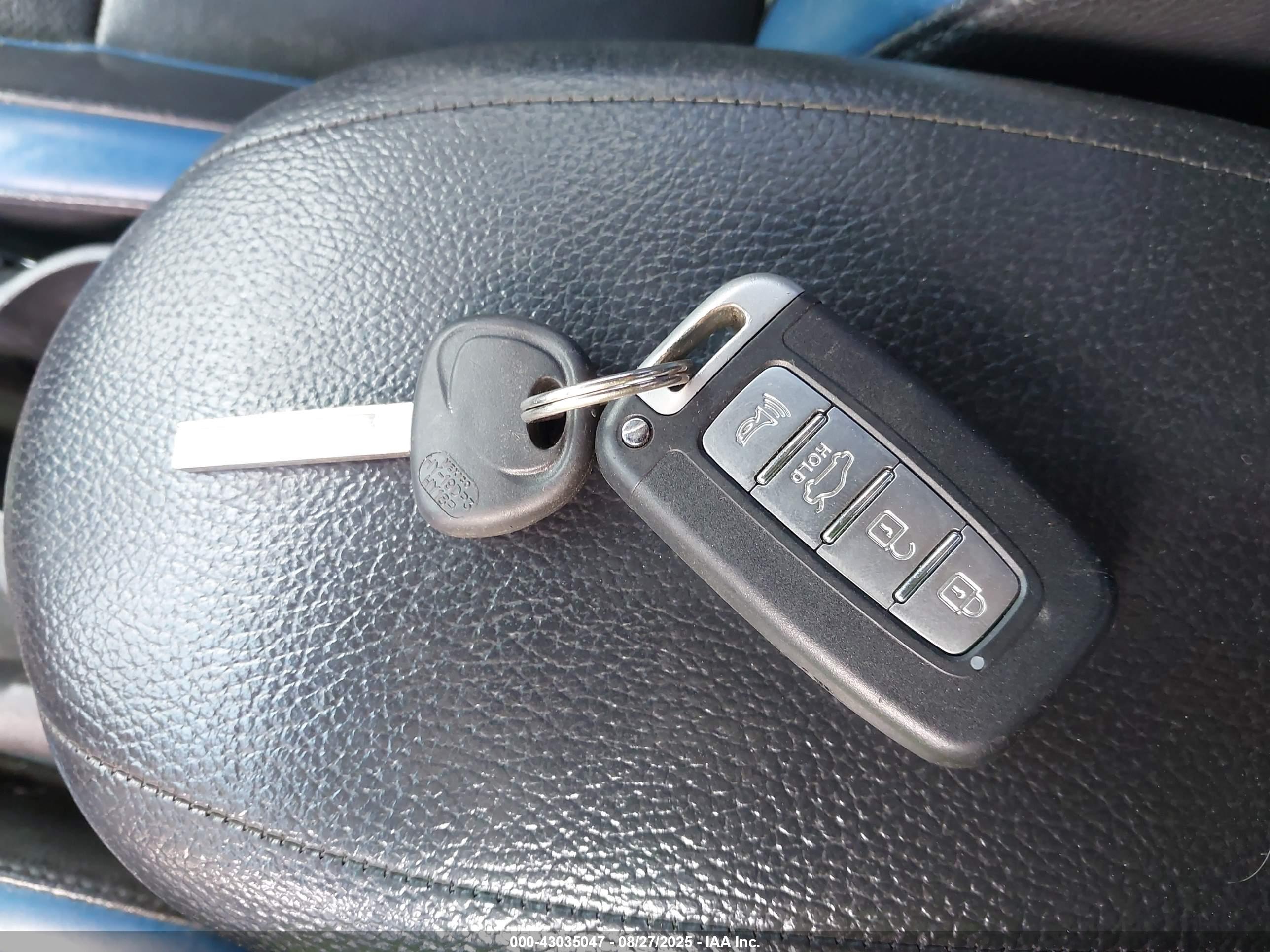 HYUNDAI VELOSTER image 11