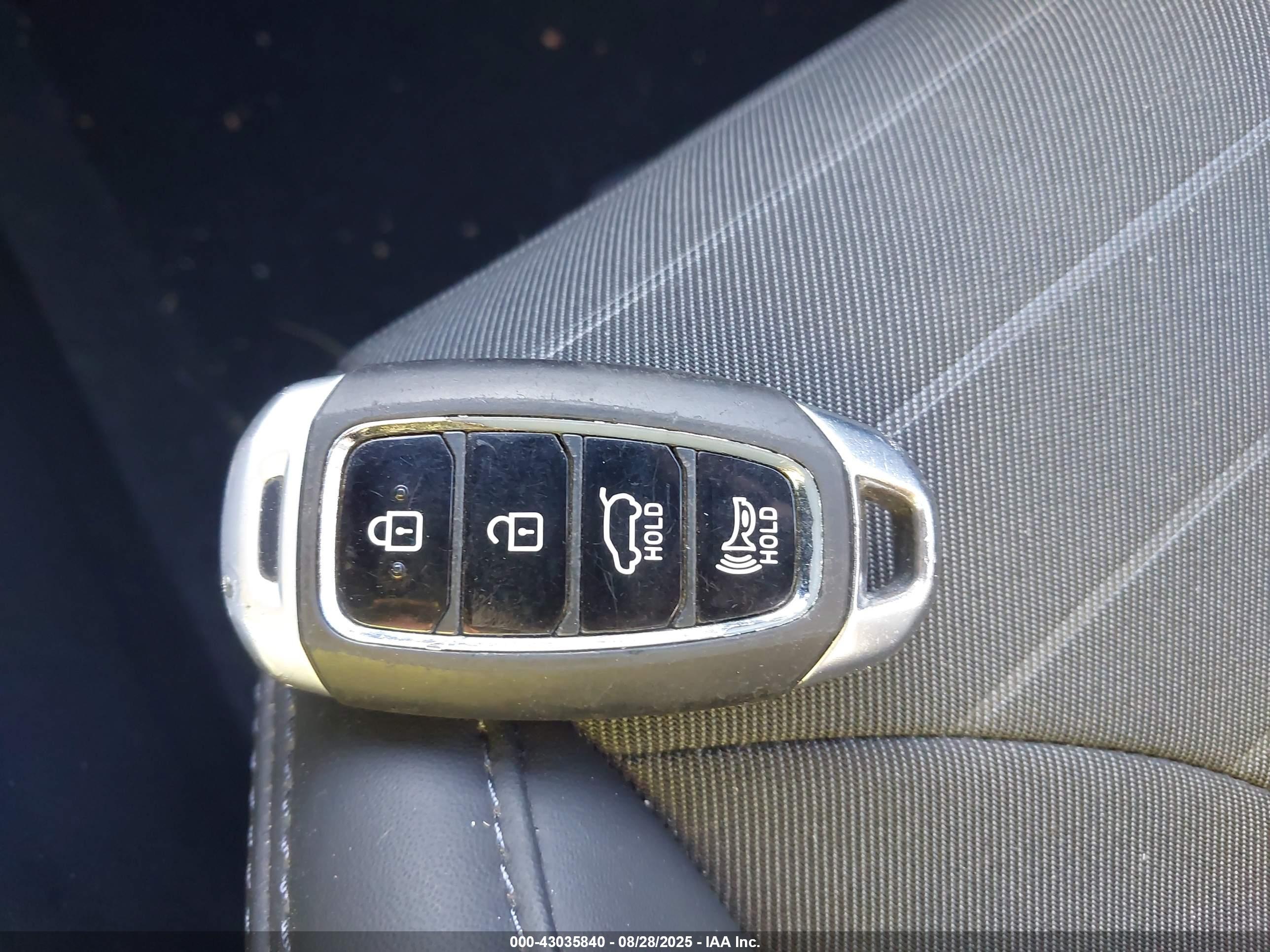 HYUNDAI VELOSTER image 11