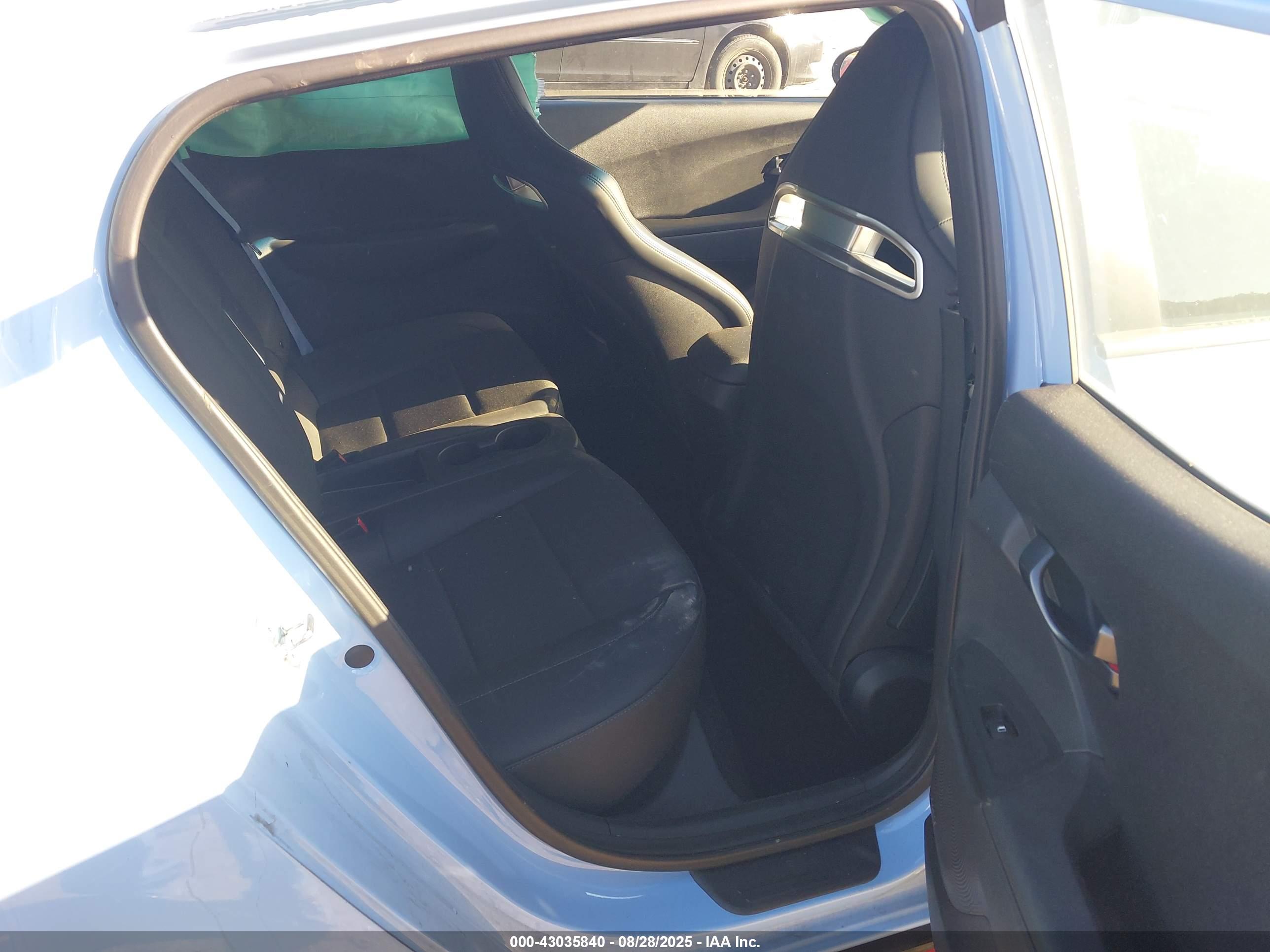 HYUNDAI VELOSTER image 8