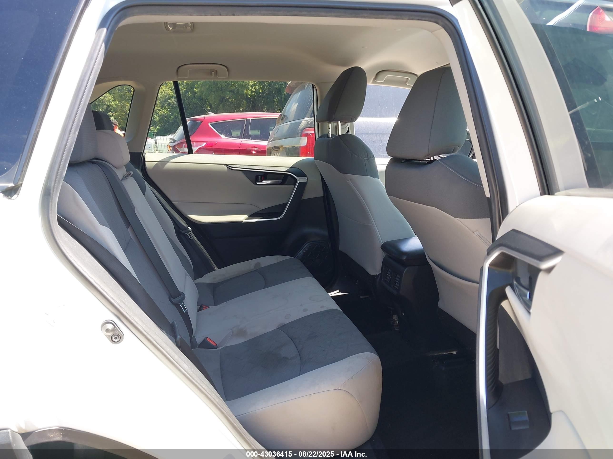 TOYOTA RAV4 image 8
