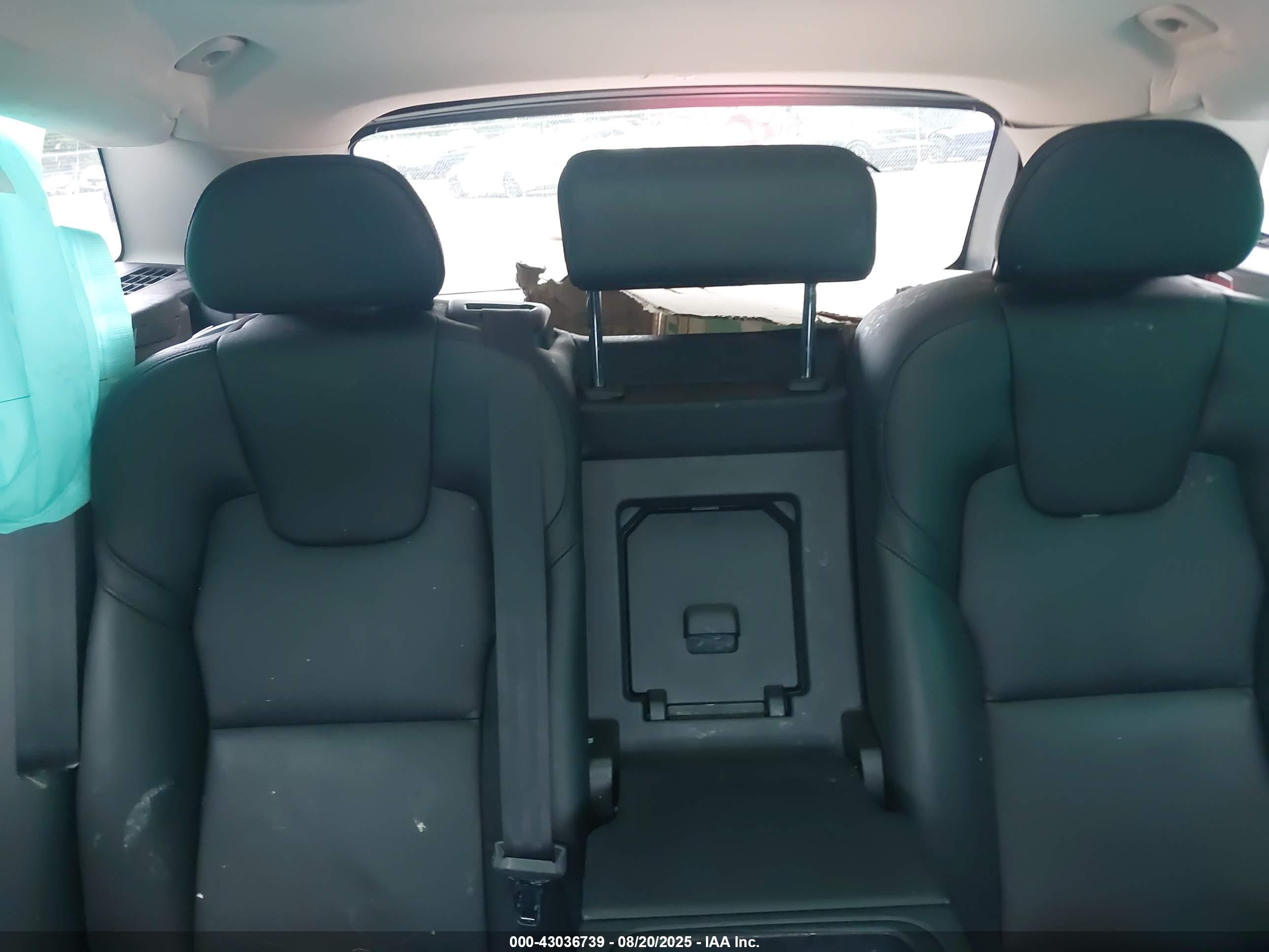 VOLVO XC60 image 8