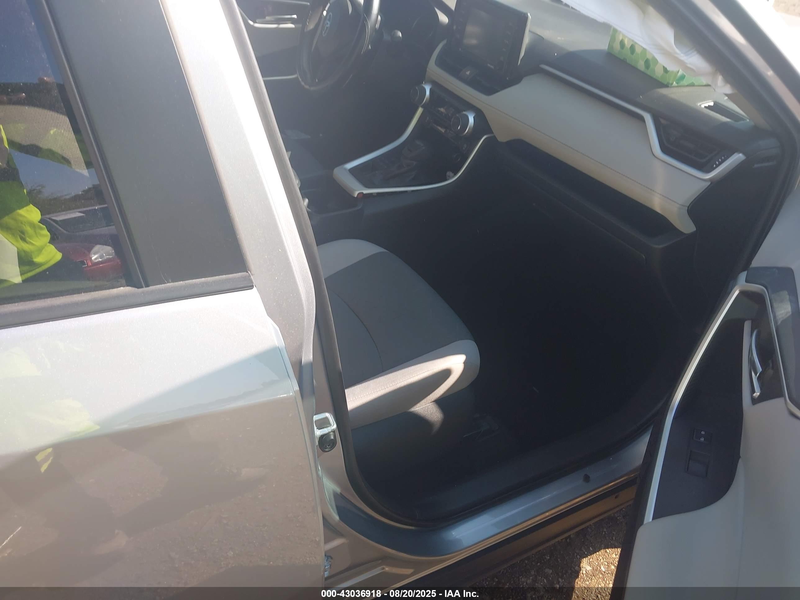 TOYOTA RAV4 image 5
