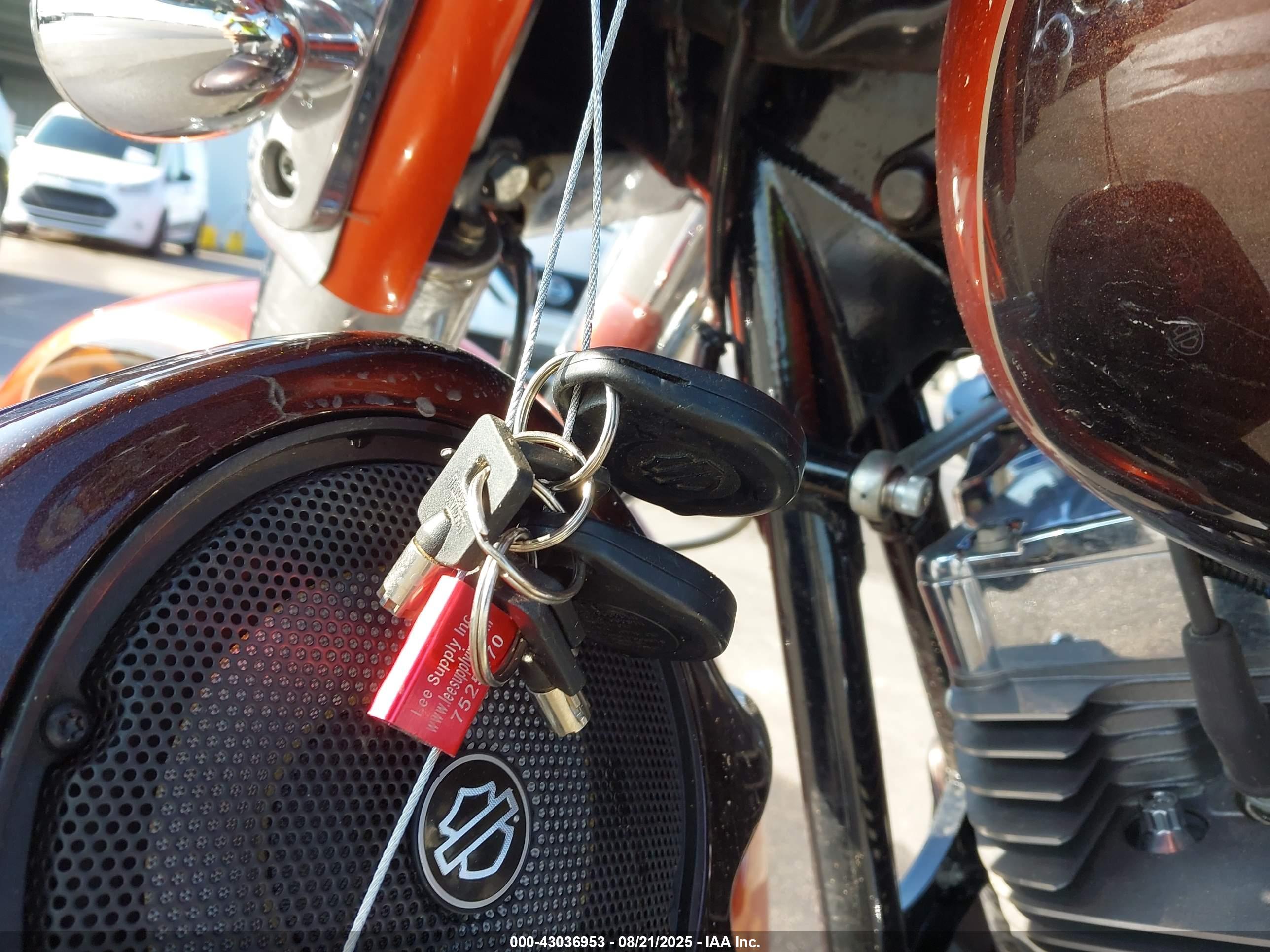 HARLEY-DAVIDSON FLHXSE3 image 11