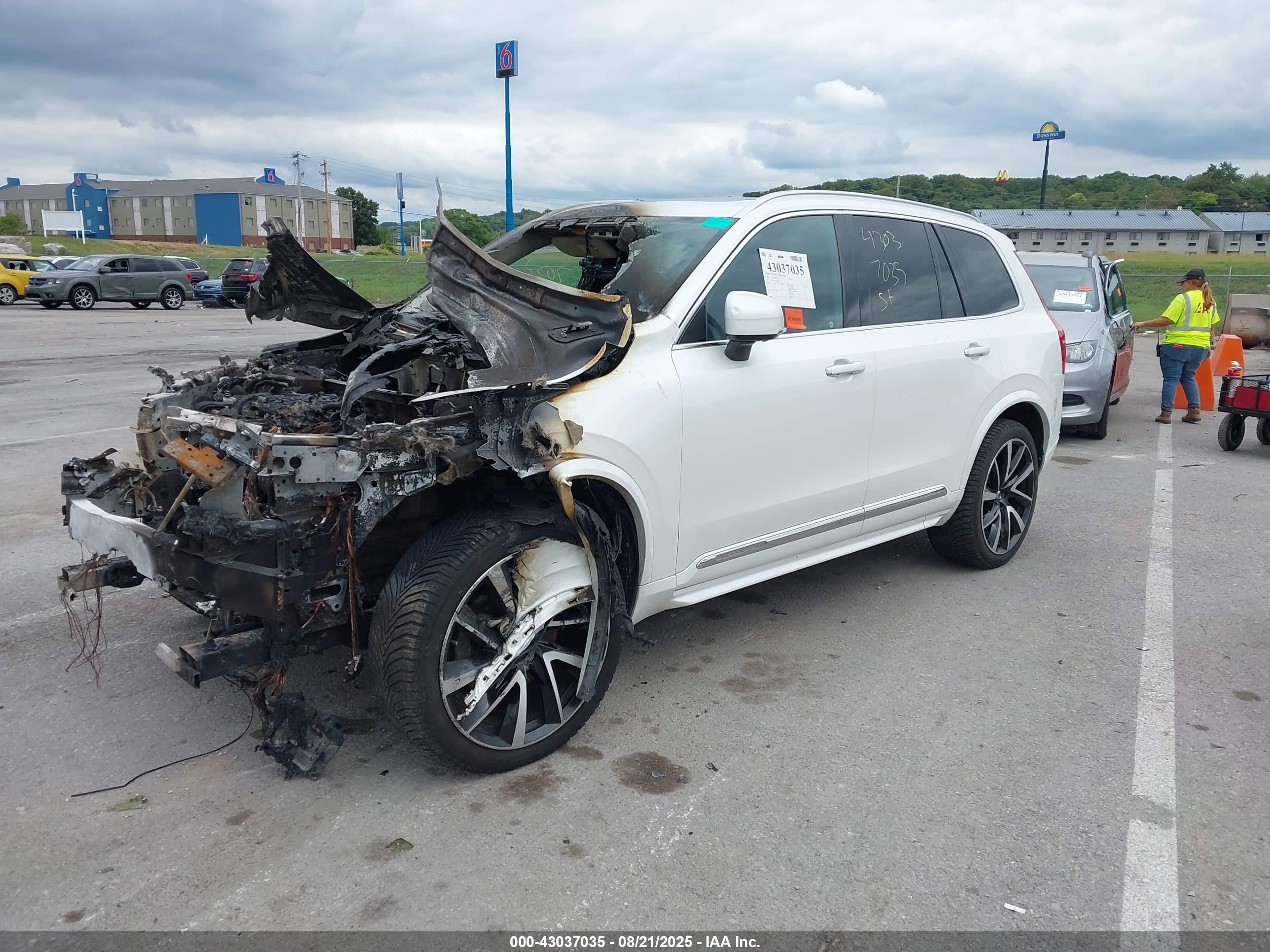 VOLVO XC90 image 2