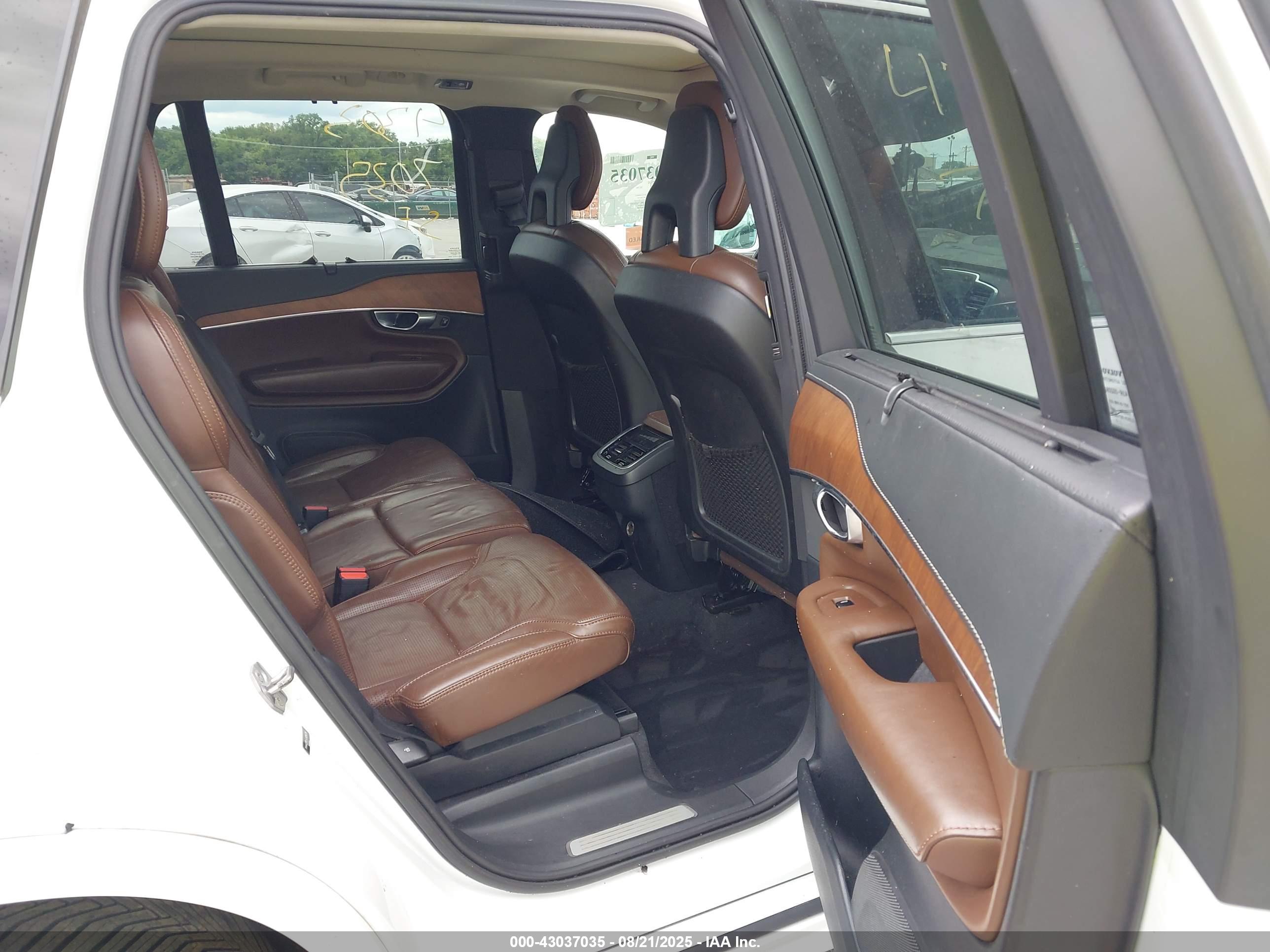 VOLVO XC90 image 8