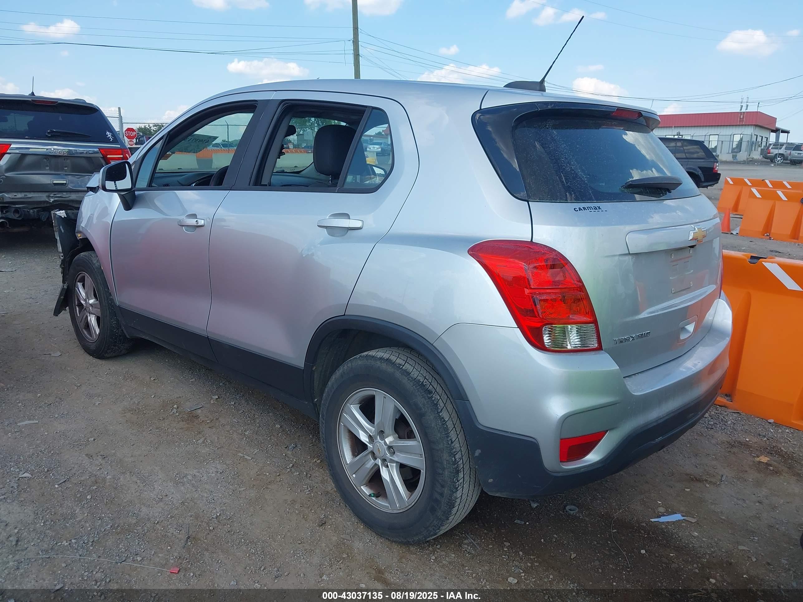CHEVROLET TRAX image 3