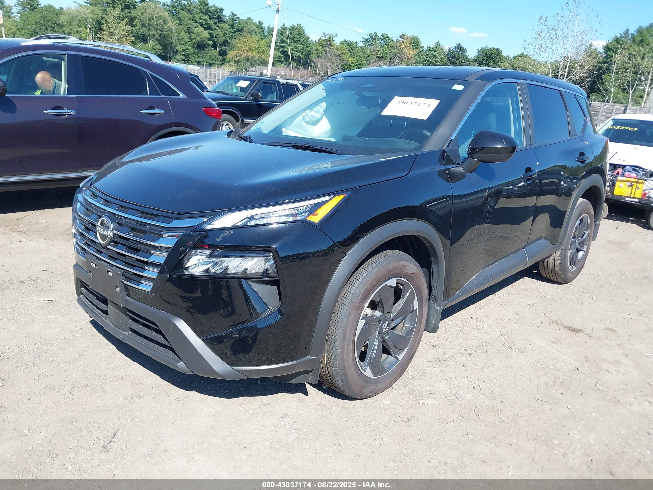 NISSAN ROGUE image 2