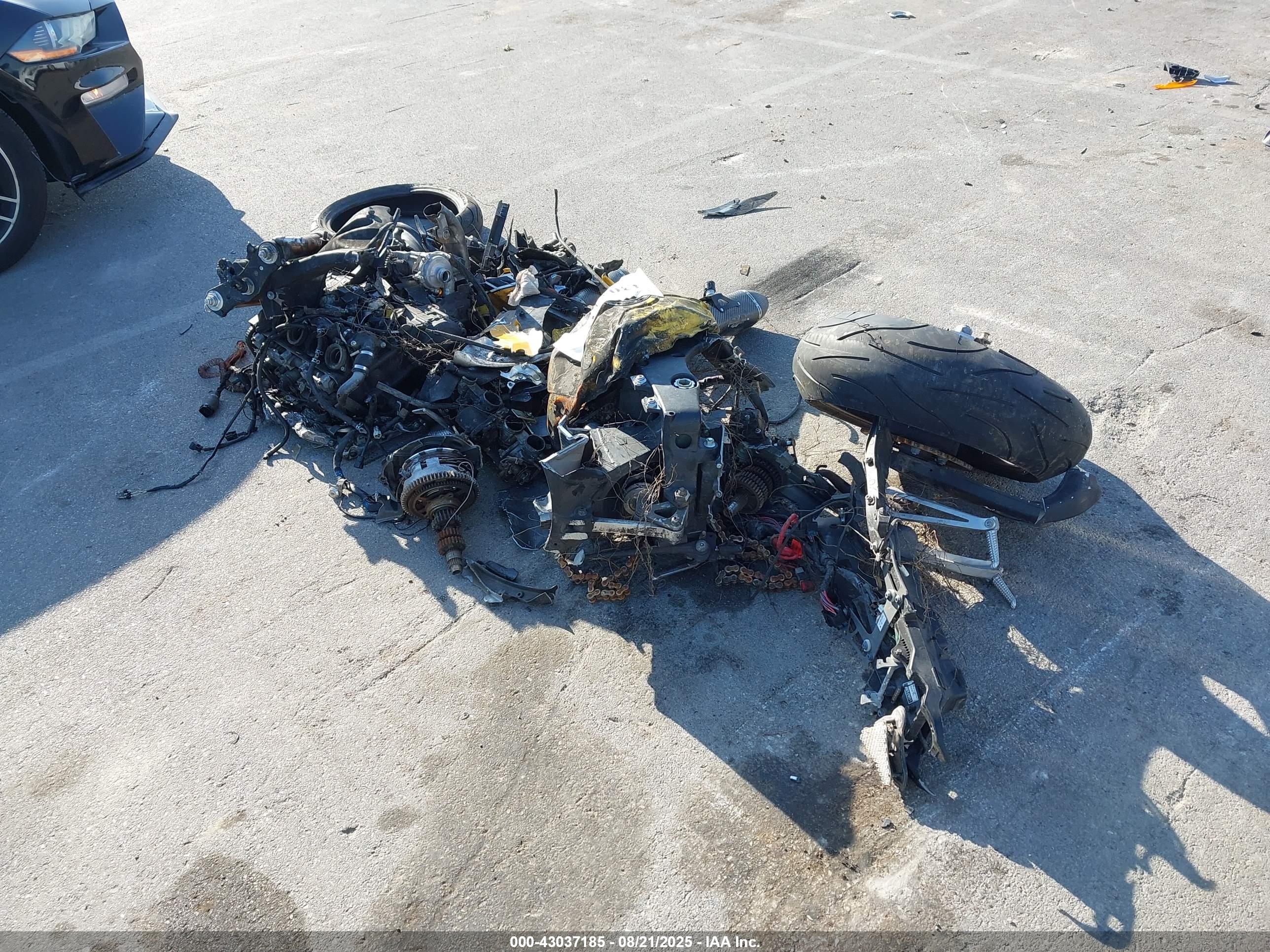 YAMAHA YZFR1 image 3