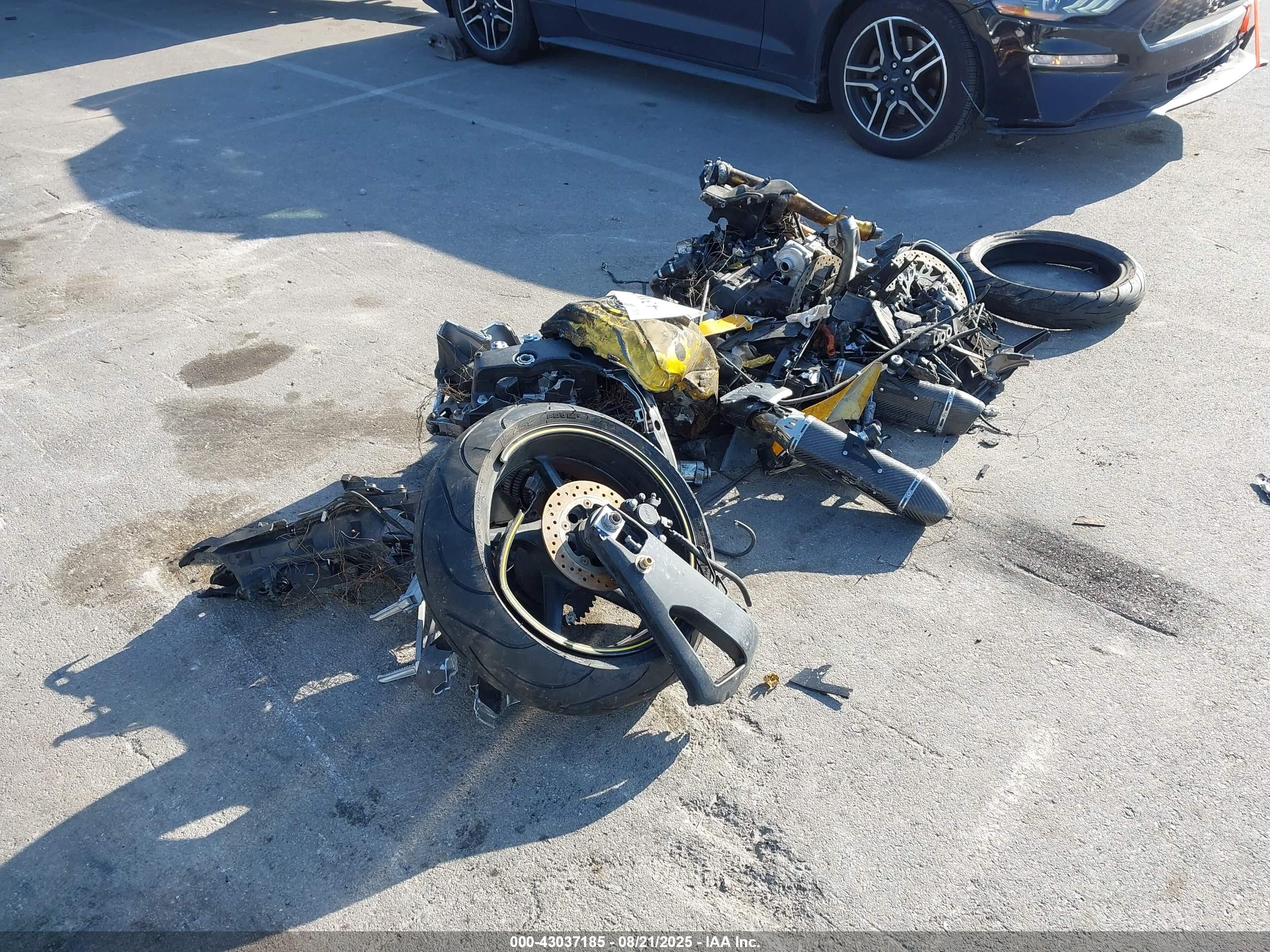 YAMAHA YZFR1 image 4