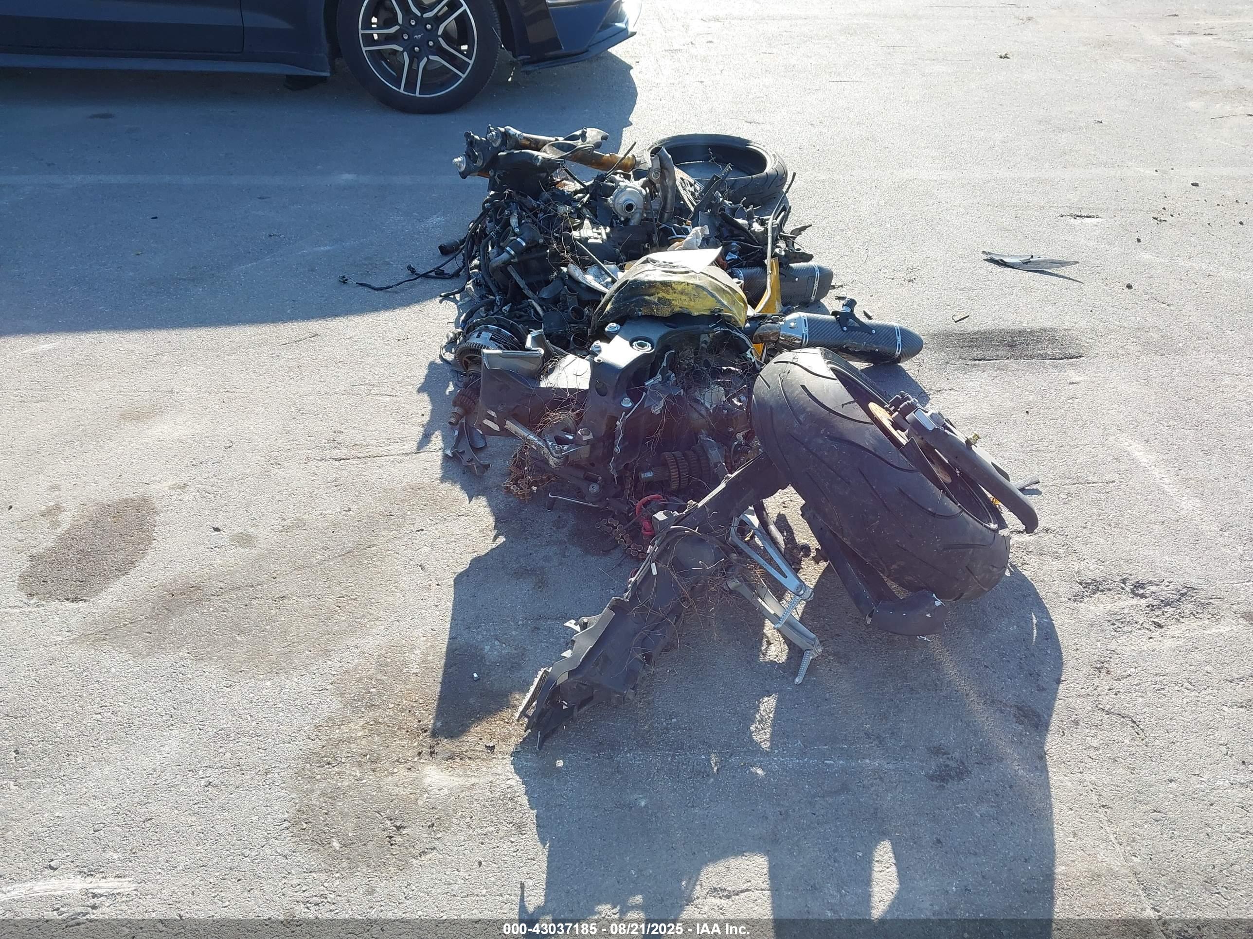 YAMAHA YZFR1 image 6