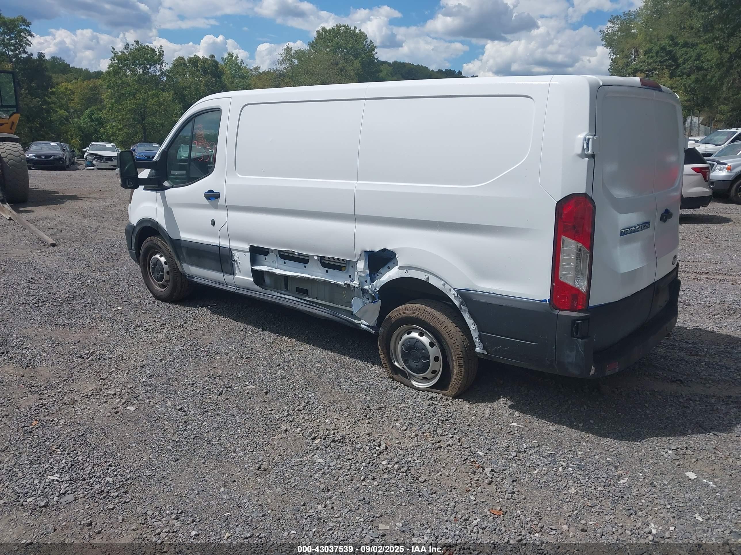 FORD TRANSIT-250 image 3