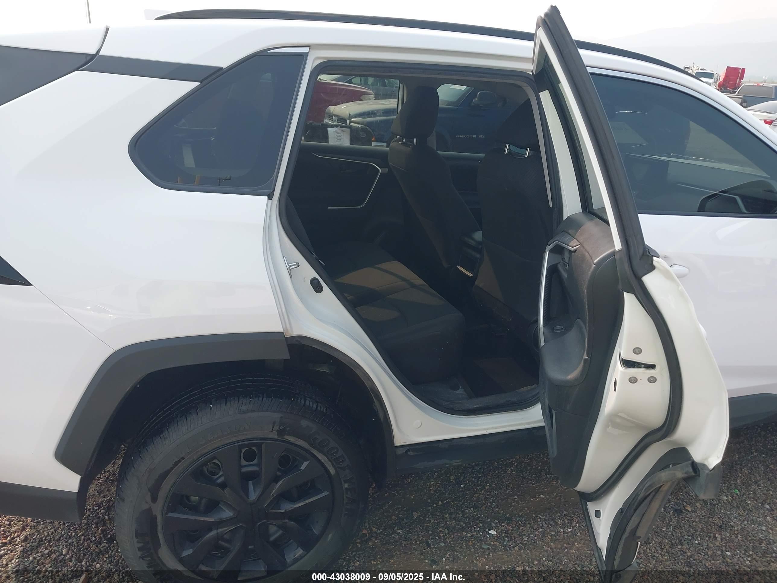 TOYOTA RAV4 image 8