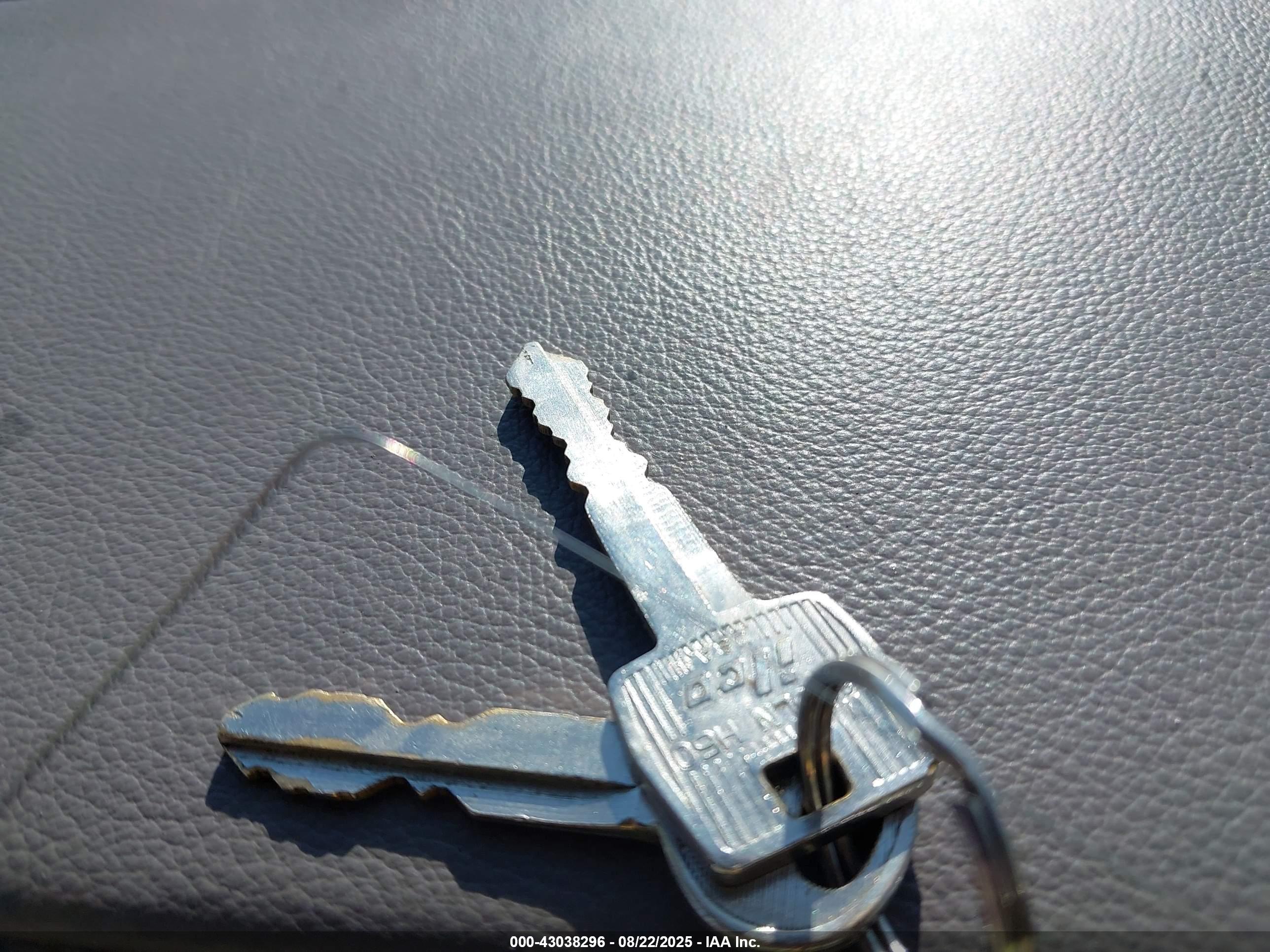 LINCOLN TOWN image 11