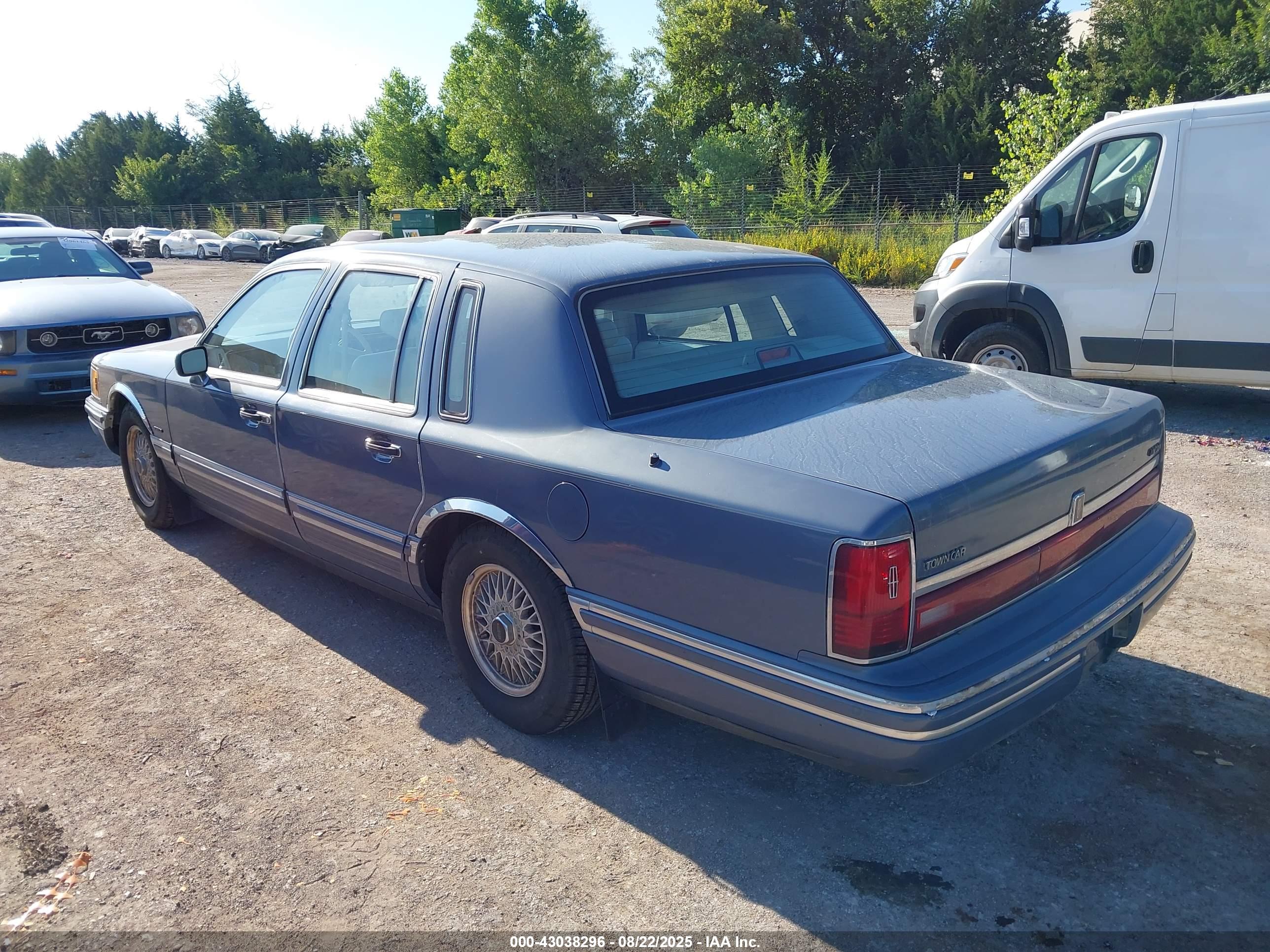 LINCOLN TOWN image 3