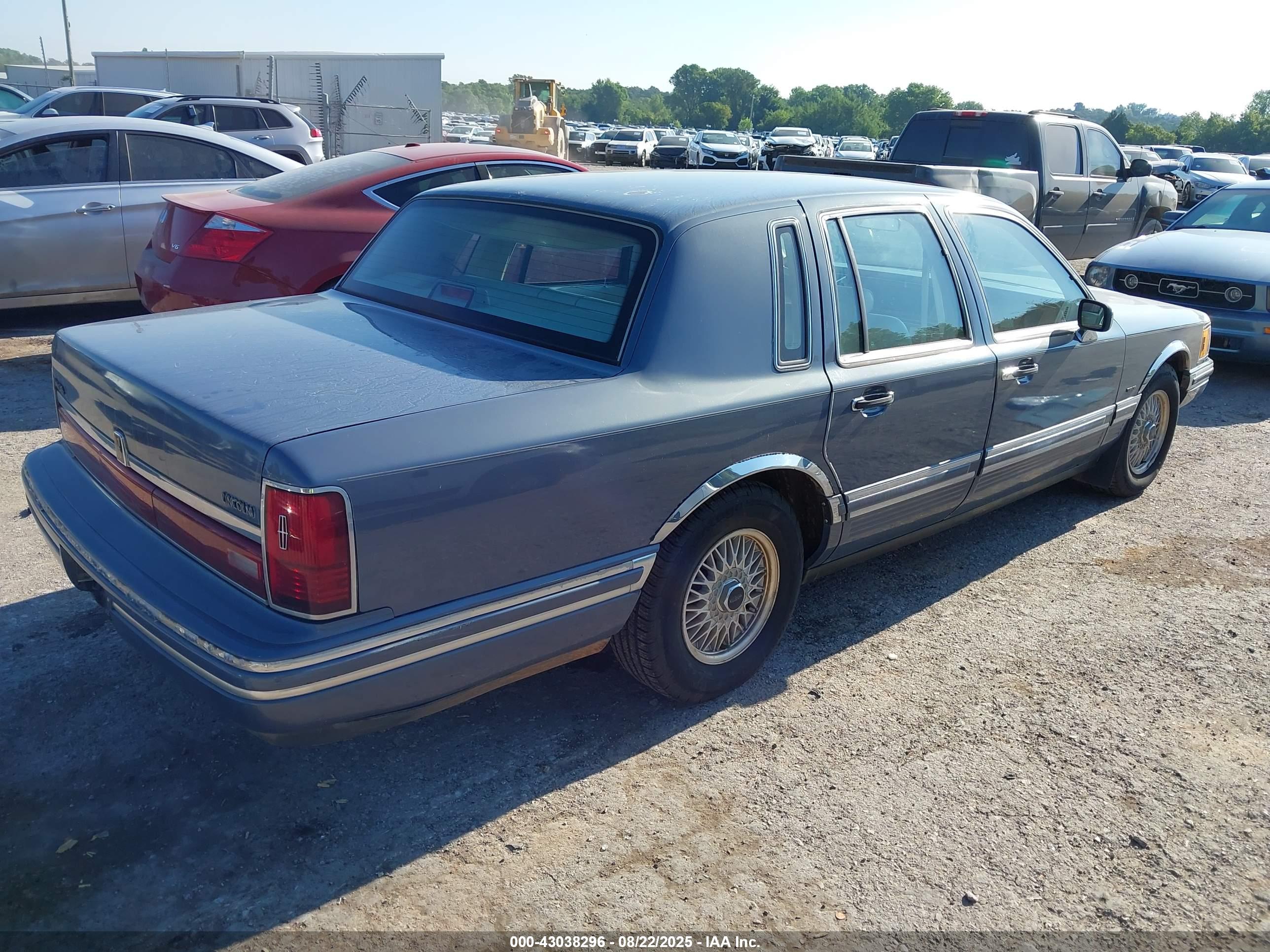 LINCOLN TOWN image 4