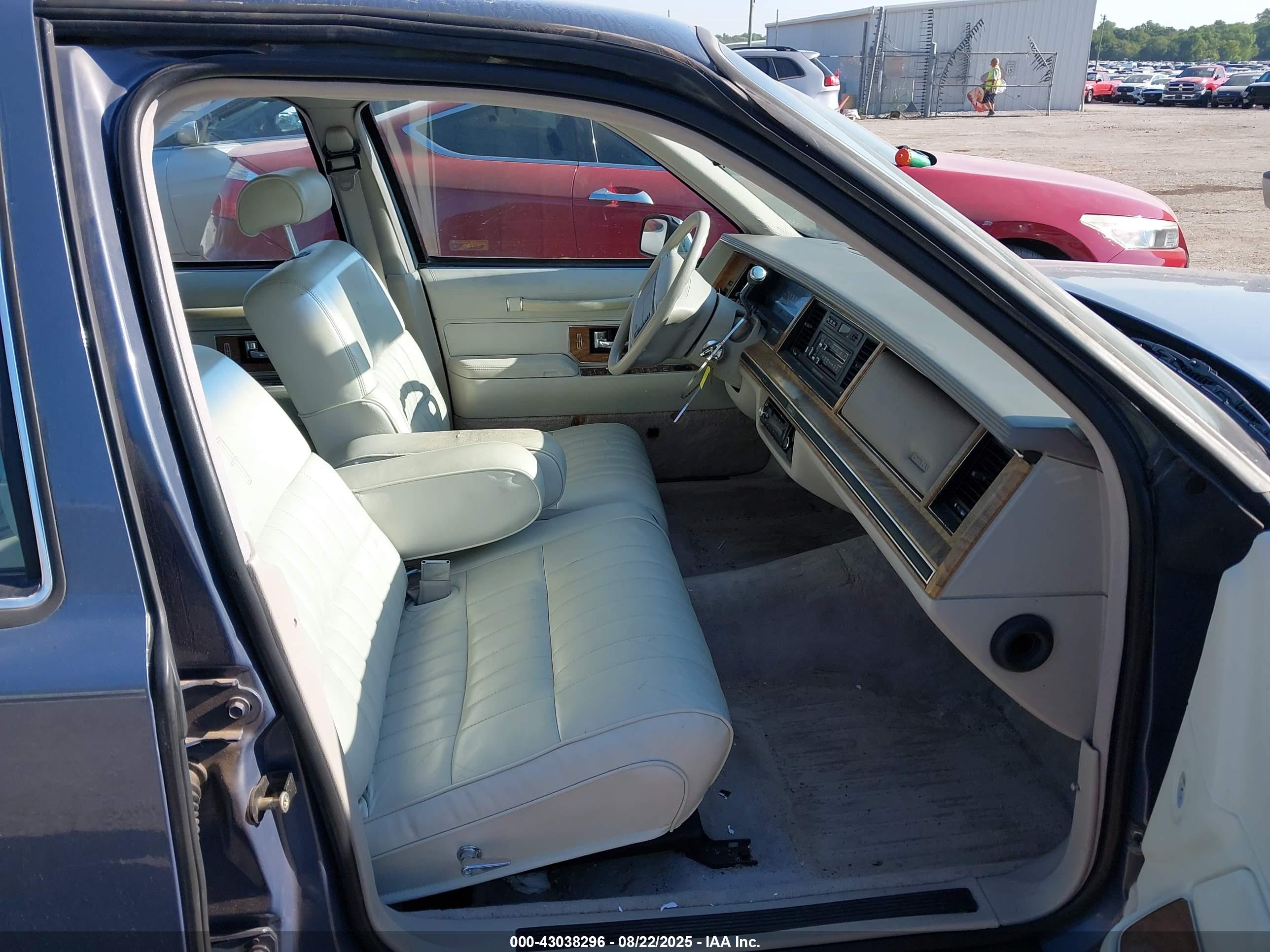 LINCOLN TOWN image 5