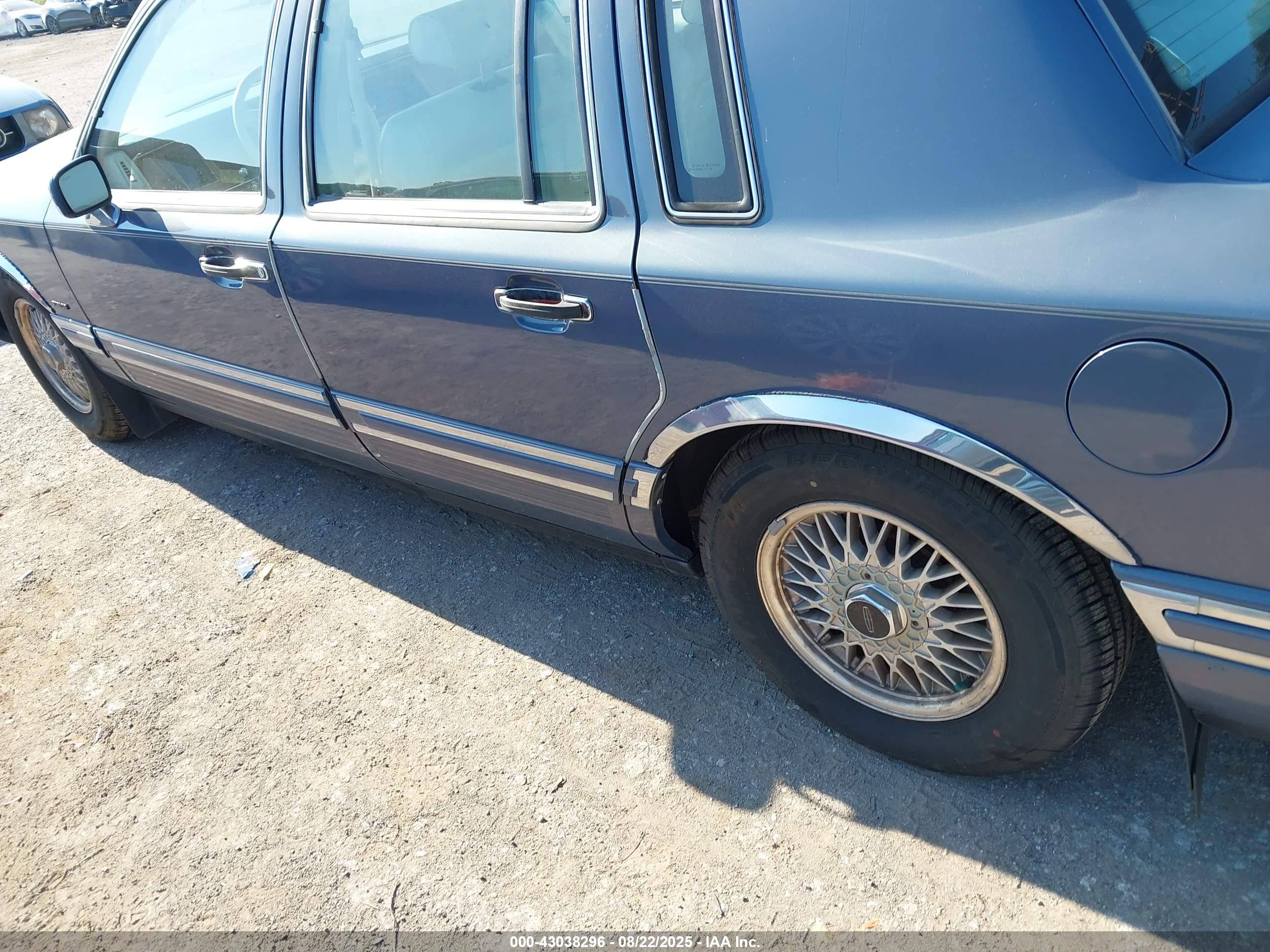 LINCOLN TOWN image 6
