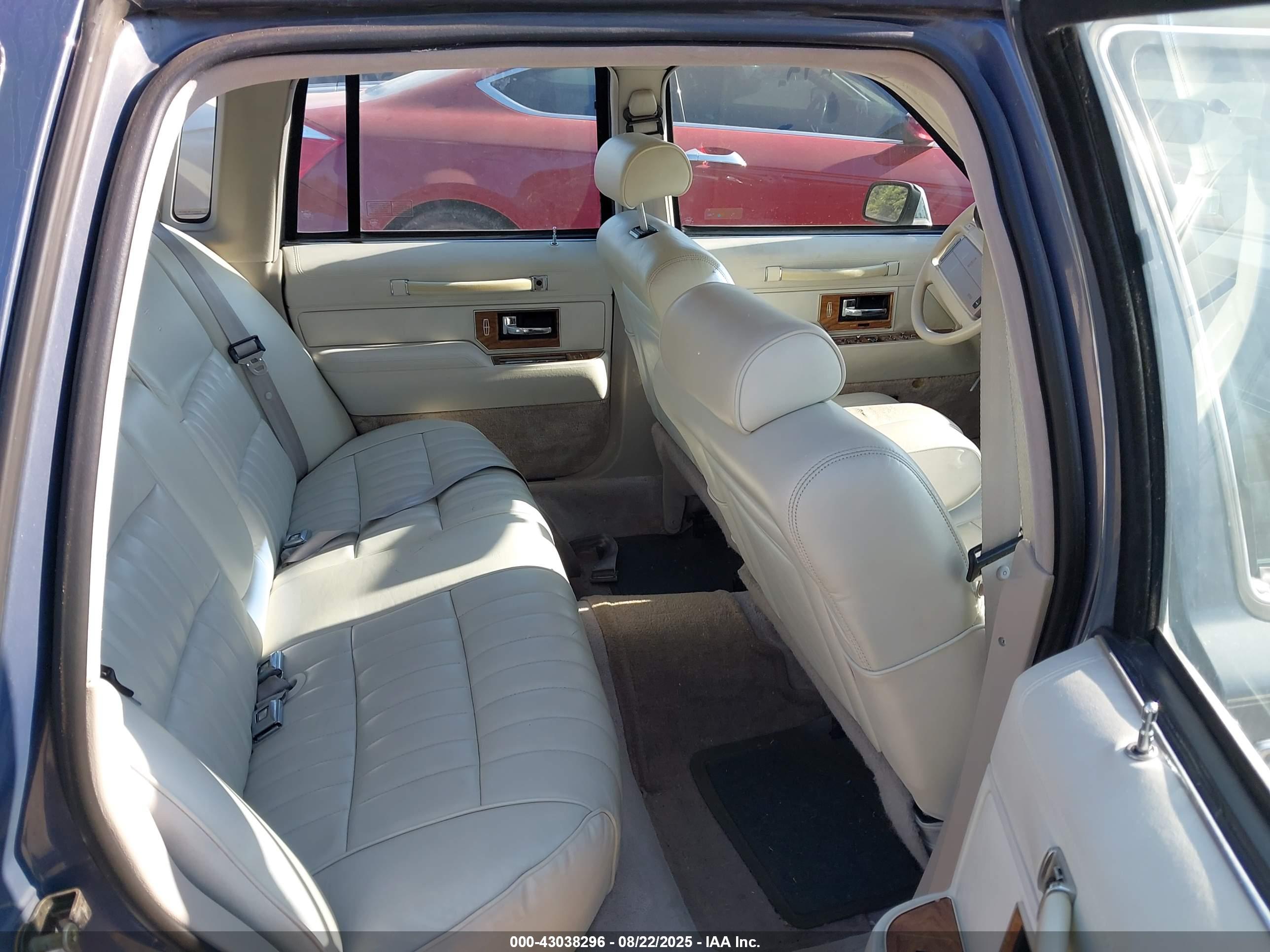 LINCOLN TOWN image 8